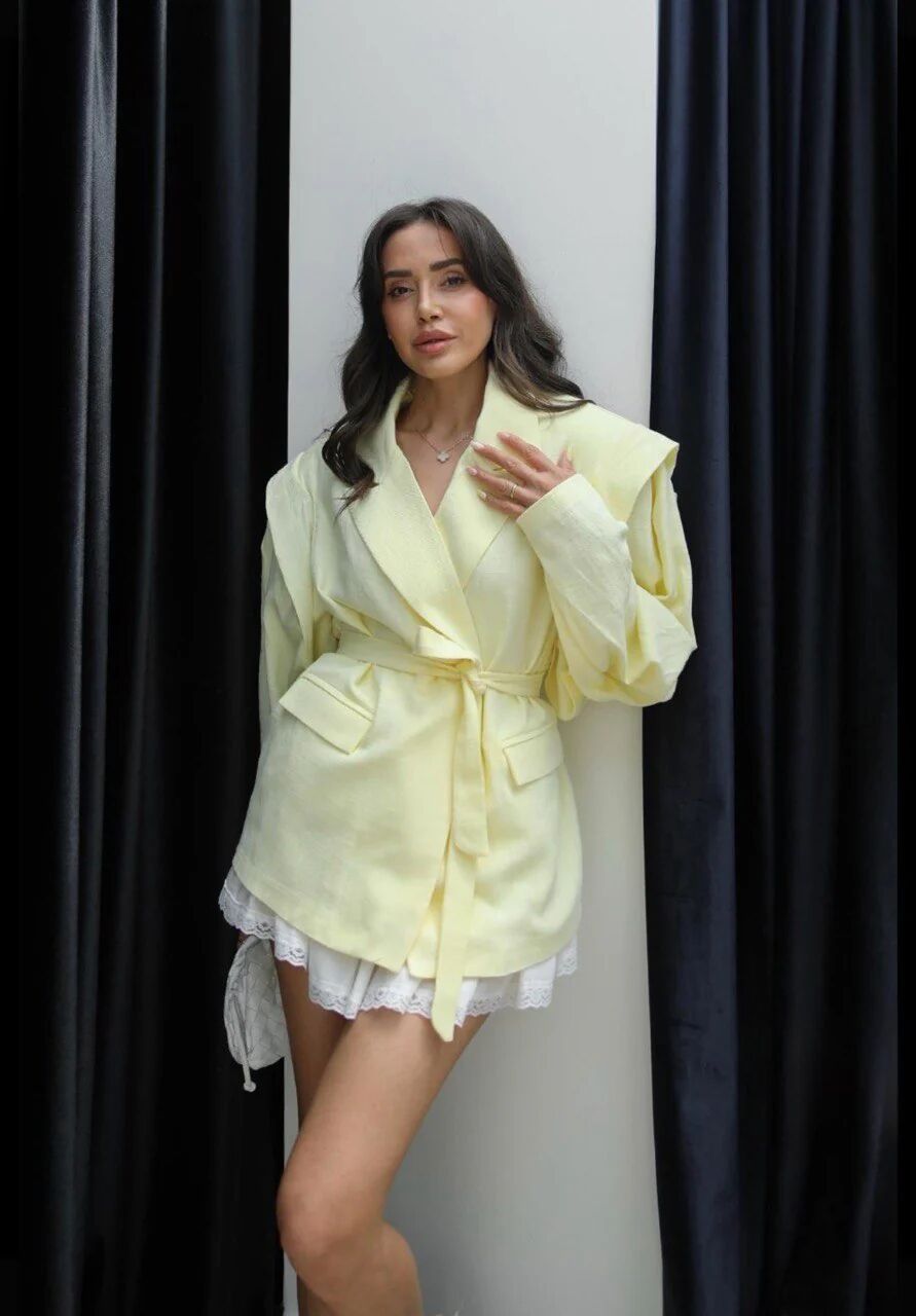 Blazer Ceinturé À Épaules Structurées Jaune