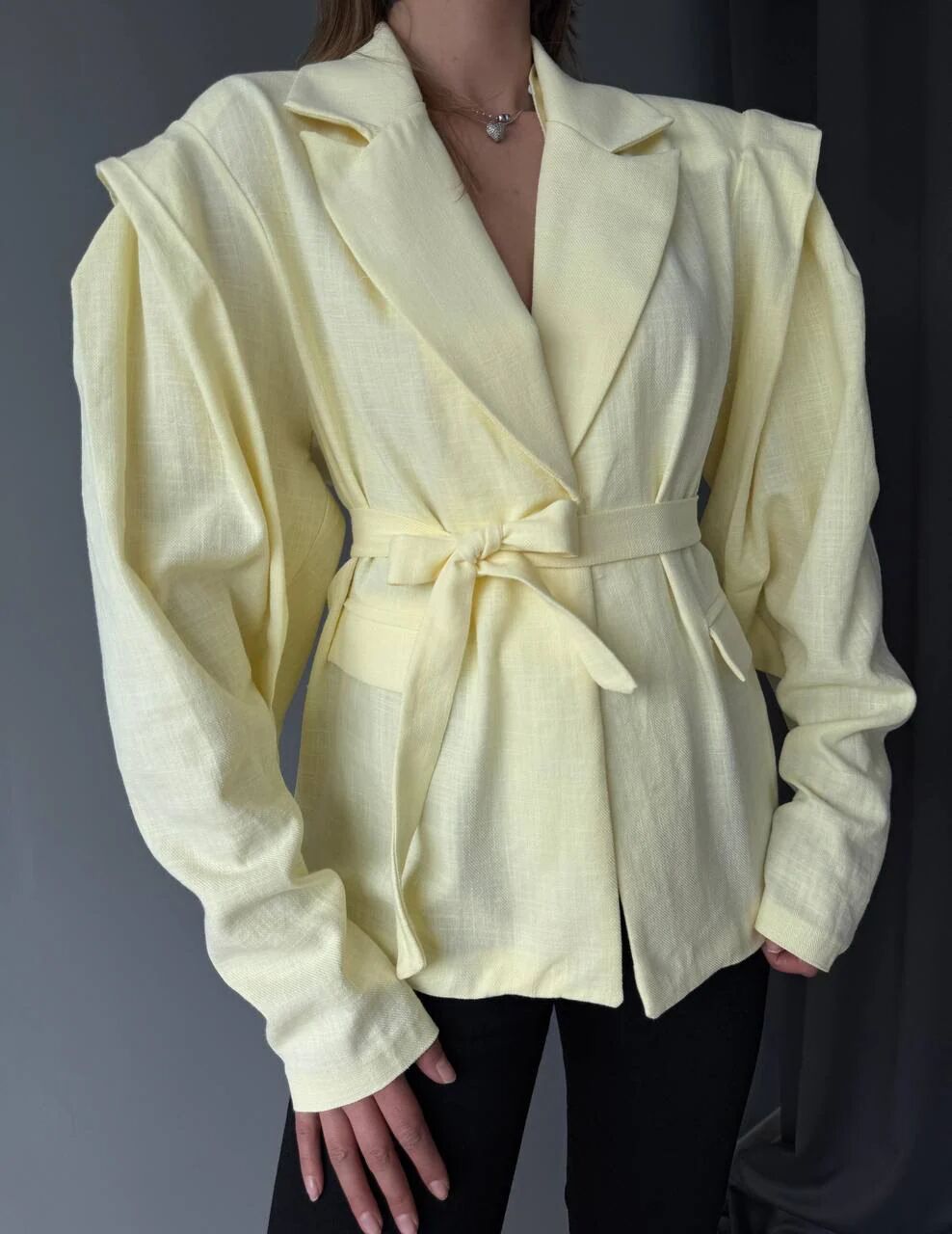 Blazer Ceinturé À Épaules Structurées Jaune thumbnail 3