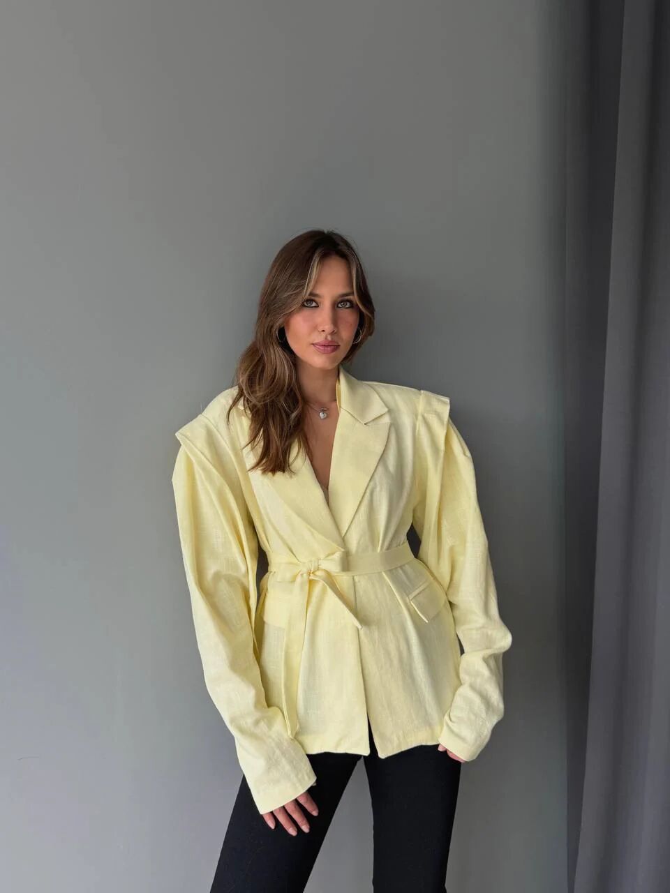 Blazer Ceinturé À Épaules Structurées Jaune thumbnail 4