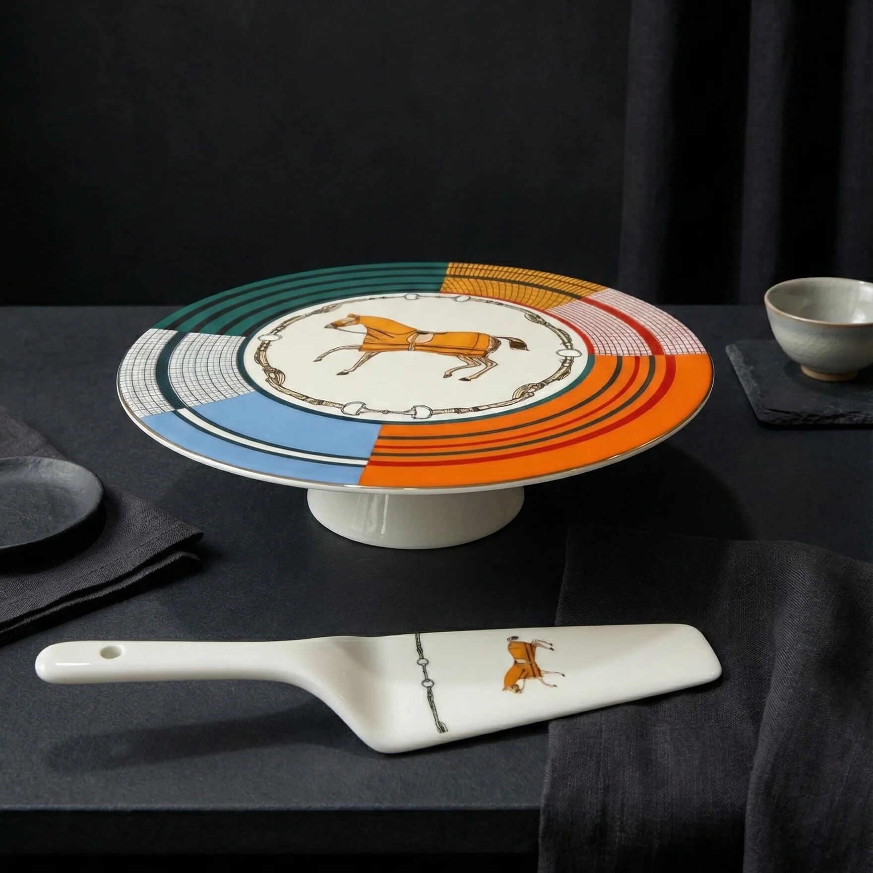 Plat sur pied avec pelle – Le Cavalier