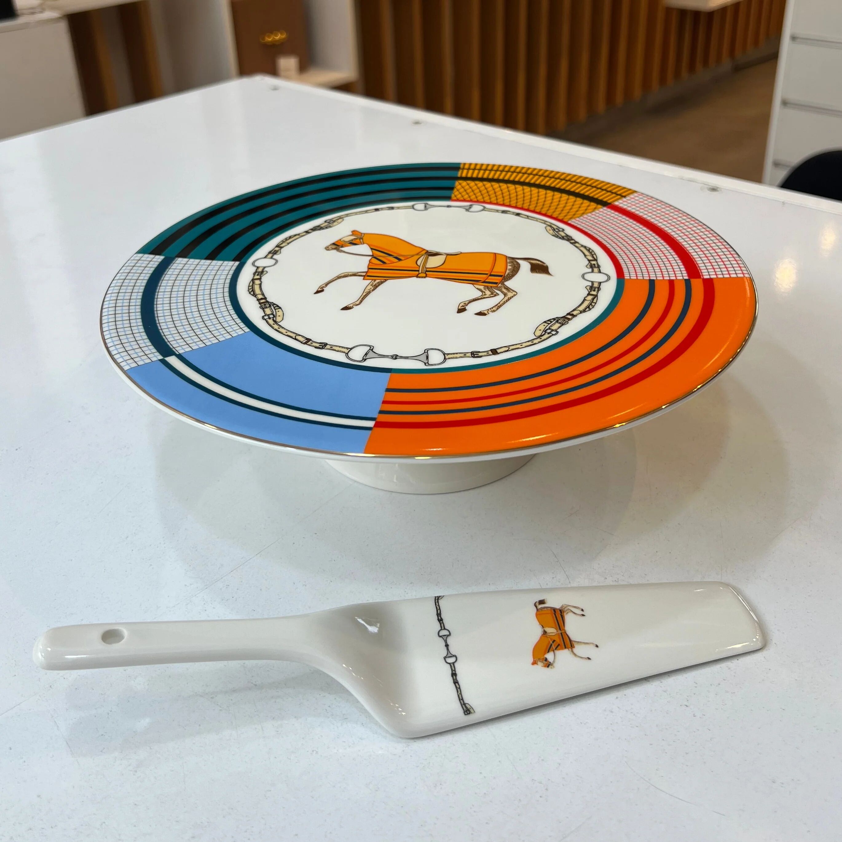 Plat sur pied avec pelle – Le Cavalier thumbnail 4