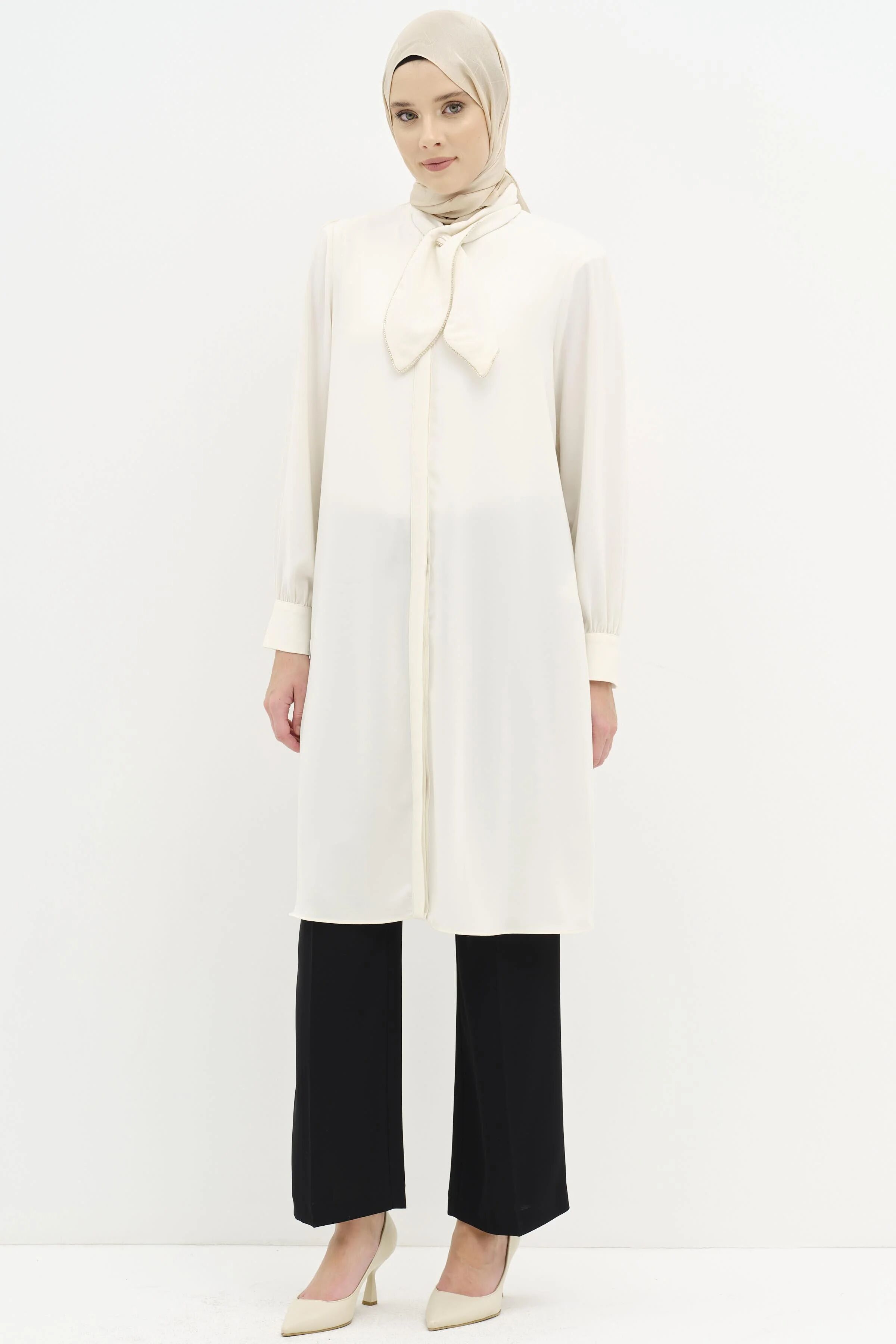 Tunique Détaillée En Pierre À Col Écharpe