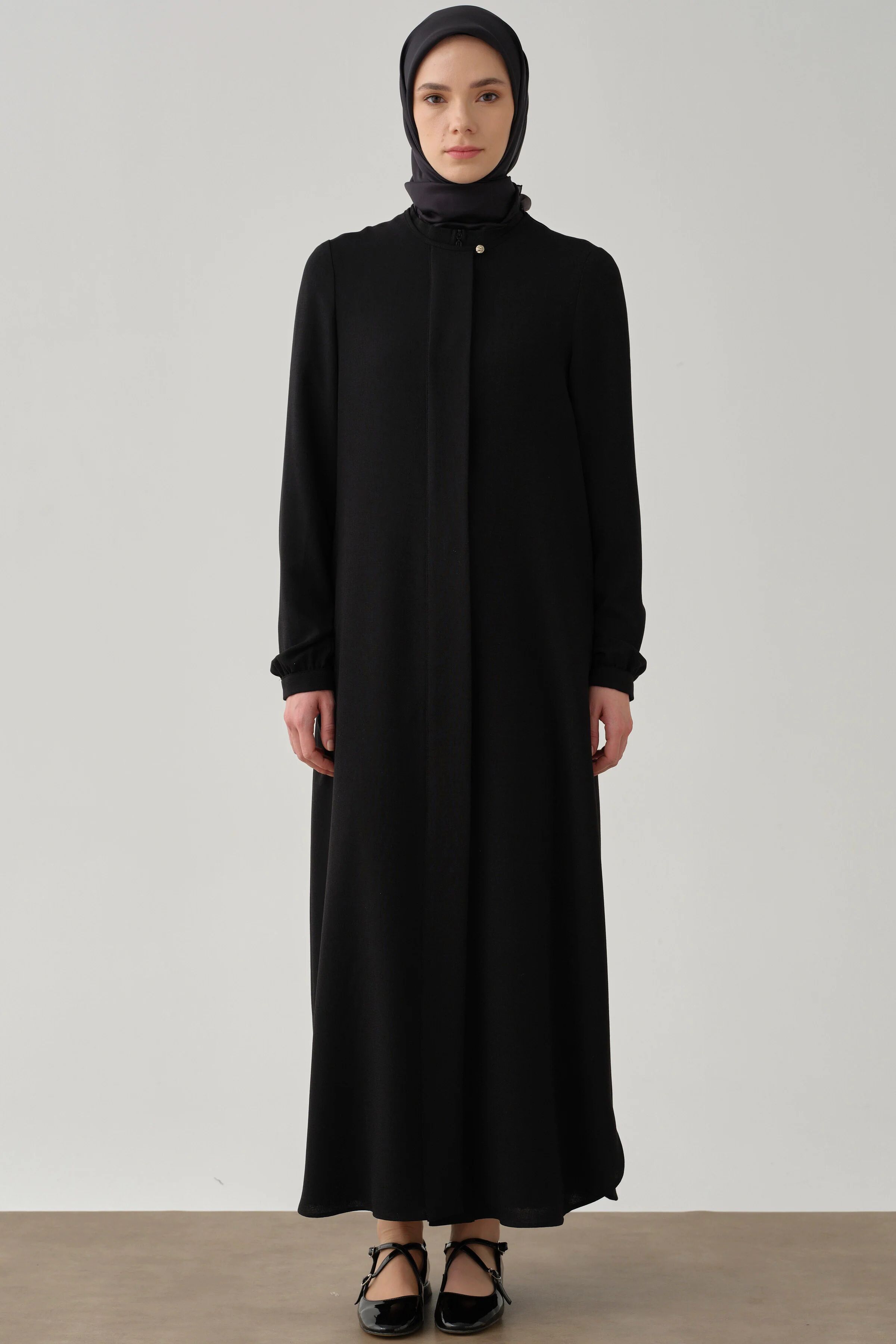 Abaya À Col Rond Avec Patte Cachée