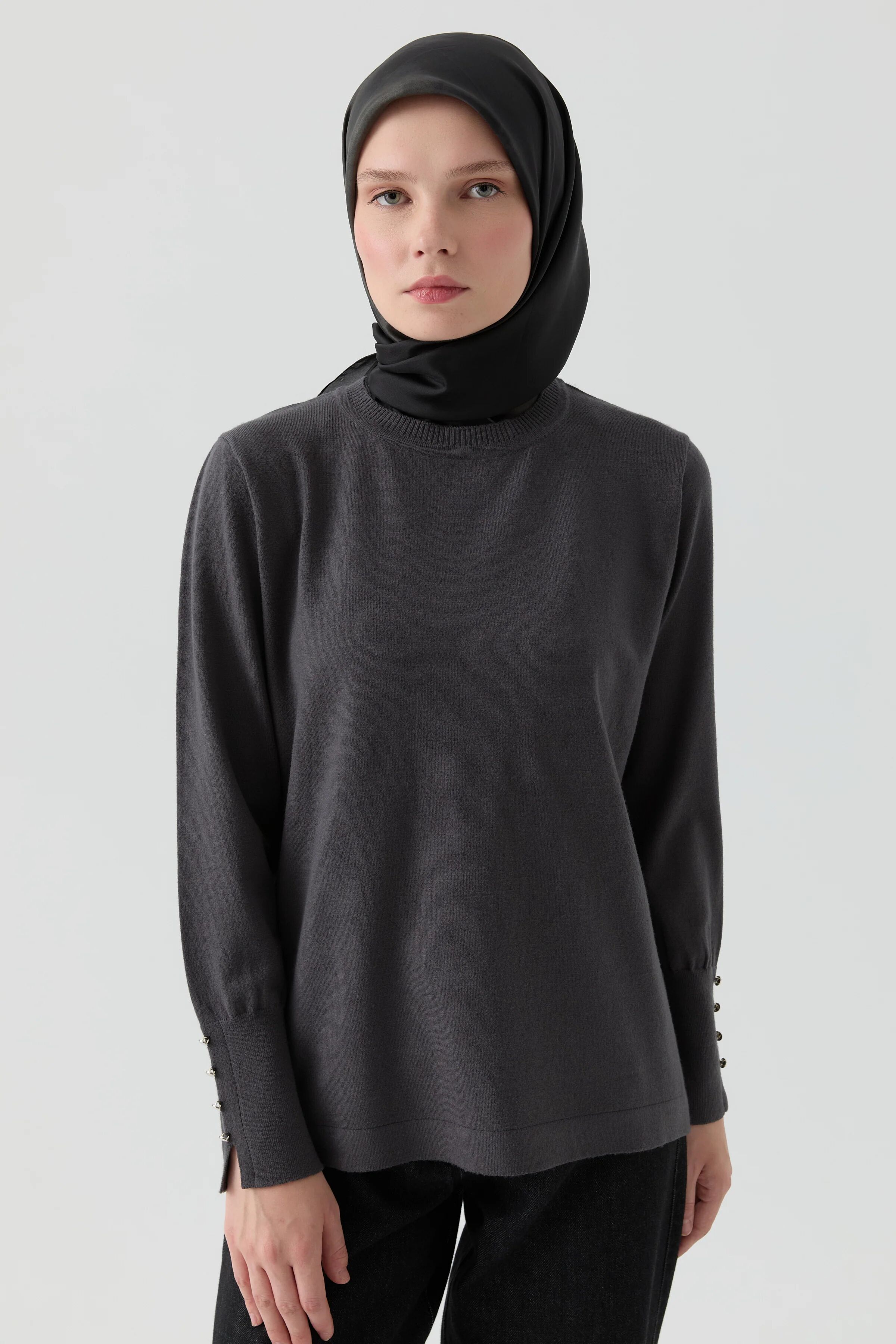 Pull Col Rond Avec Détails Boutons Aux Manches