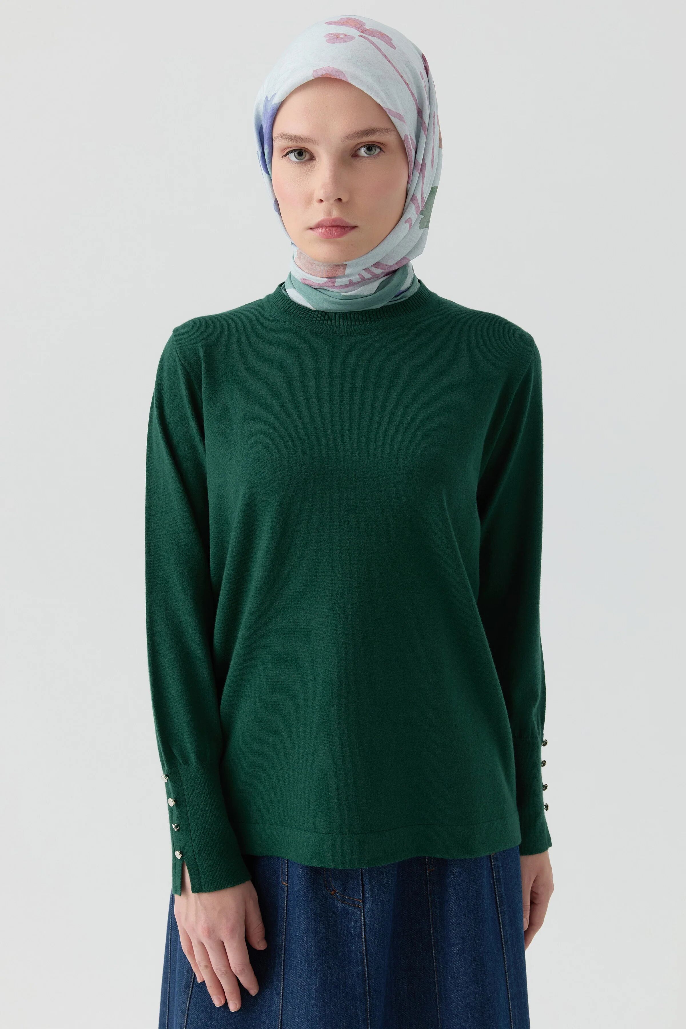 Pull Col Rond Avec Détails Boutons Aux Manches