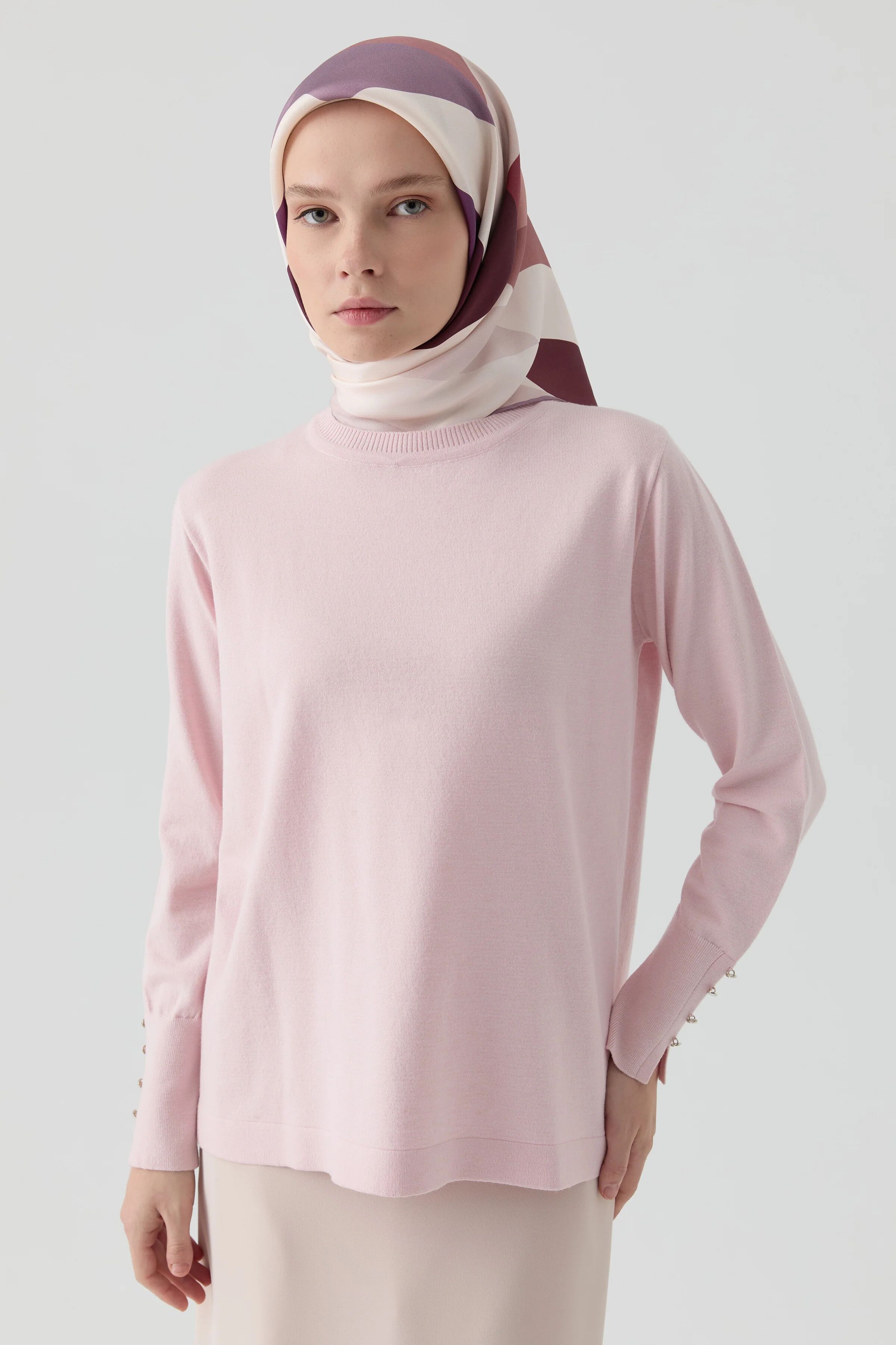 Pull Col Rond Avec Détails Boutons Aux Manches