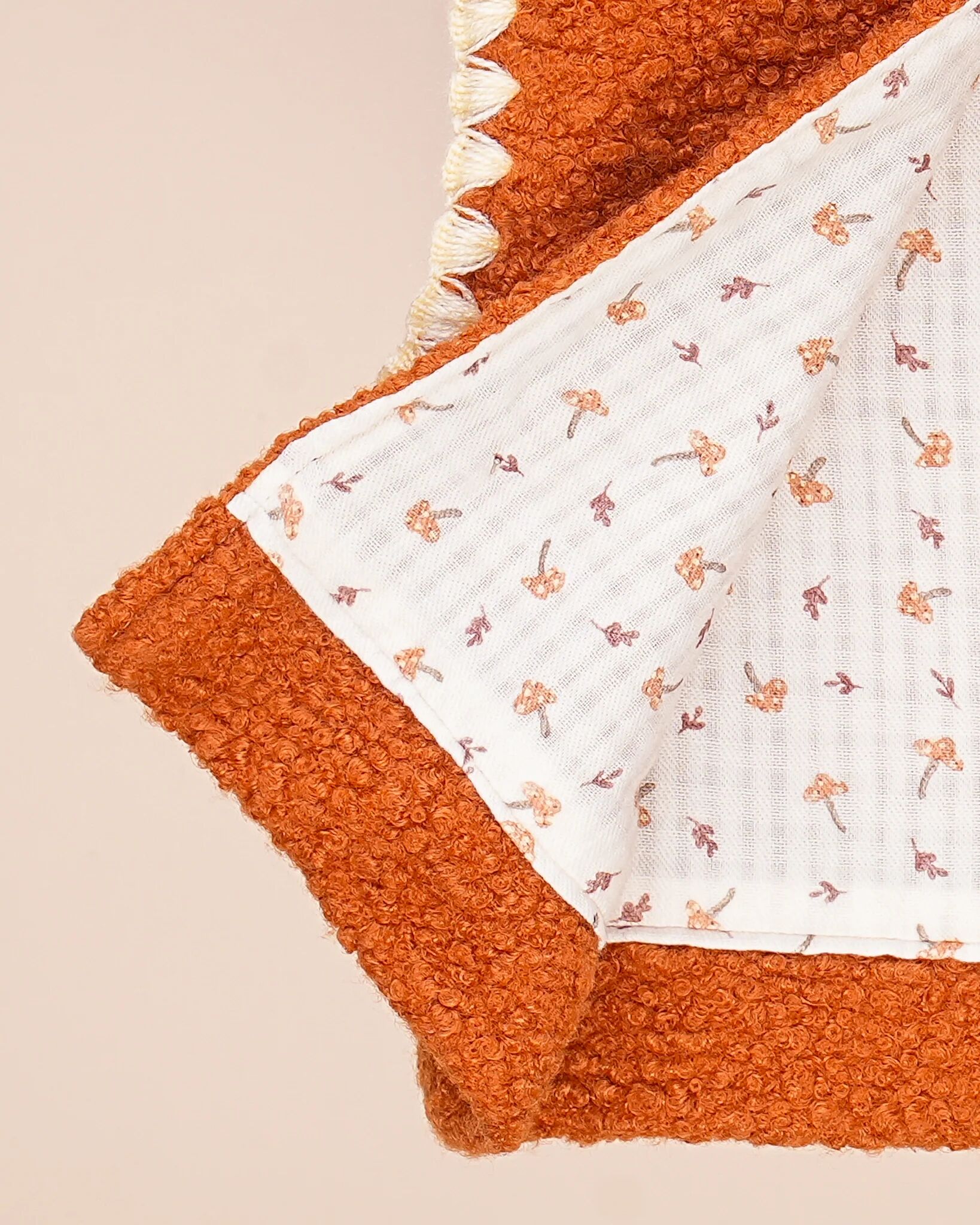 Gilet Bébé Sans Manches En Tissu Bouclette – Doublure Fleurie thumbnail 4