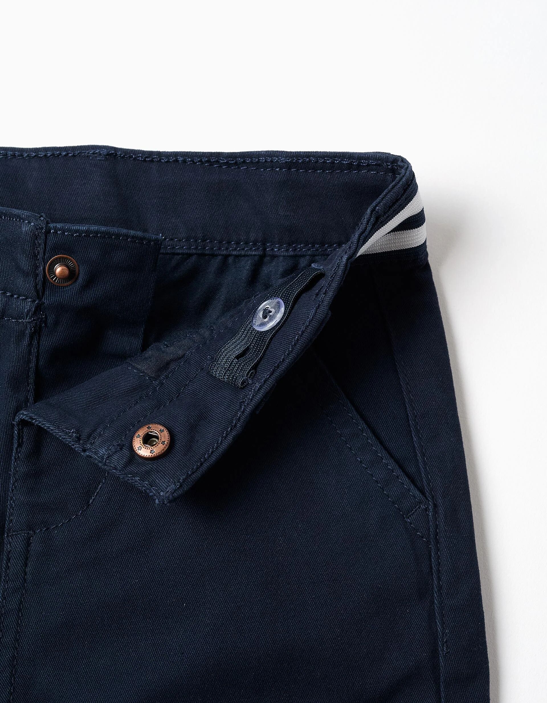 Pantalon Chino En Sergé Avec Bande À Rayures thumbnail 3