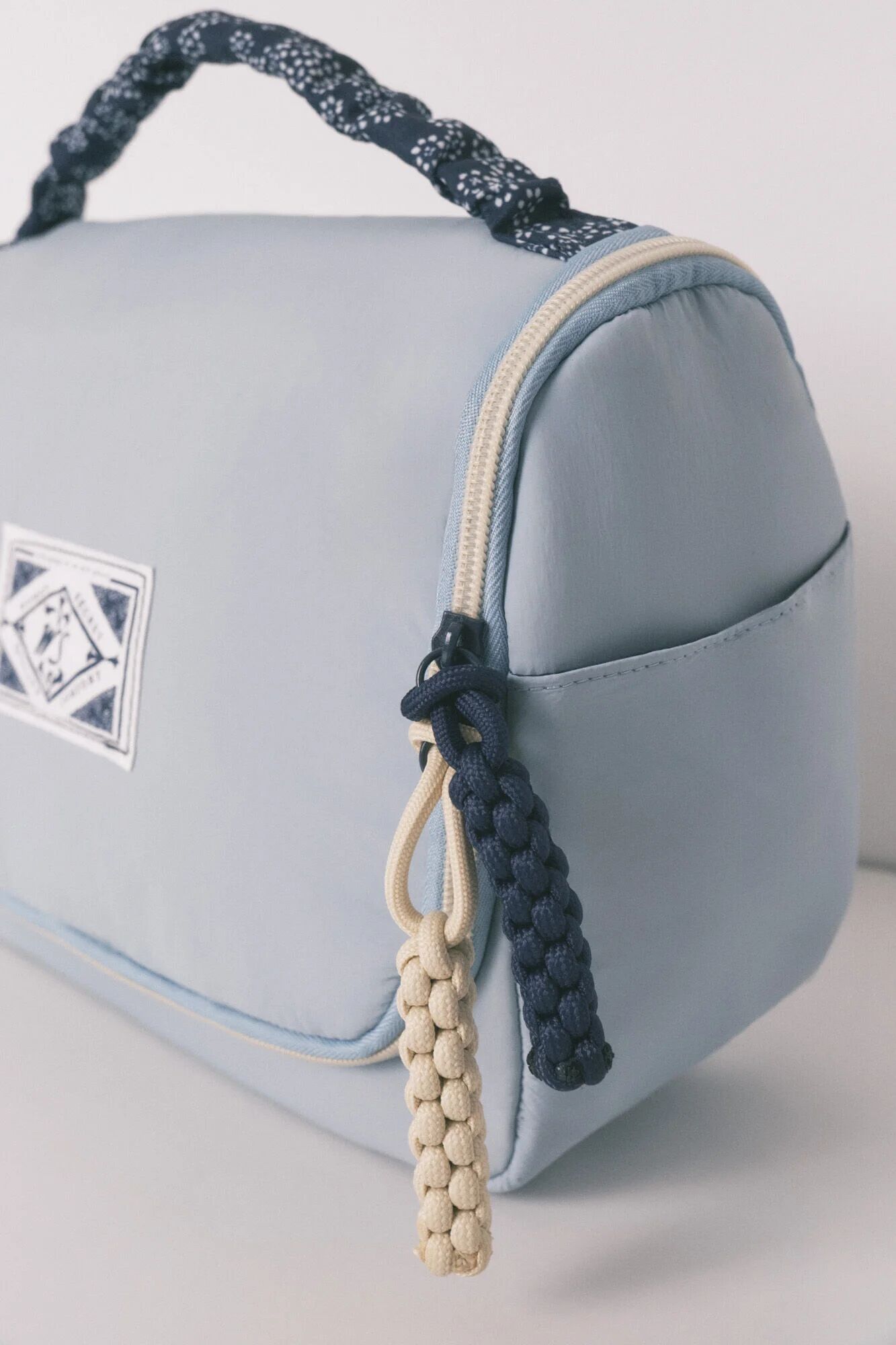 Trousse Vanity Bleue À Grand Imprimé Floral Avec Passepoil