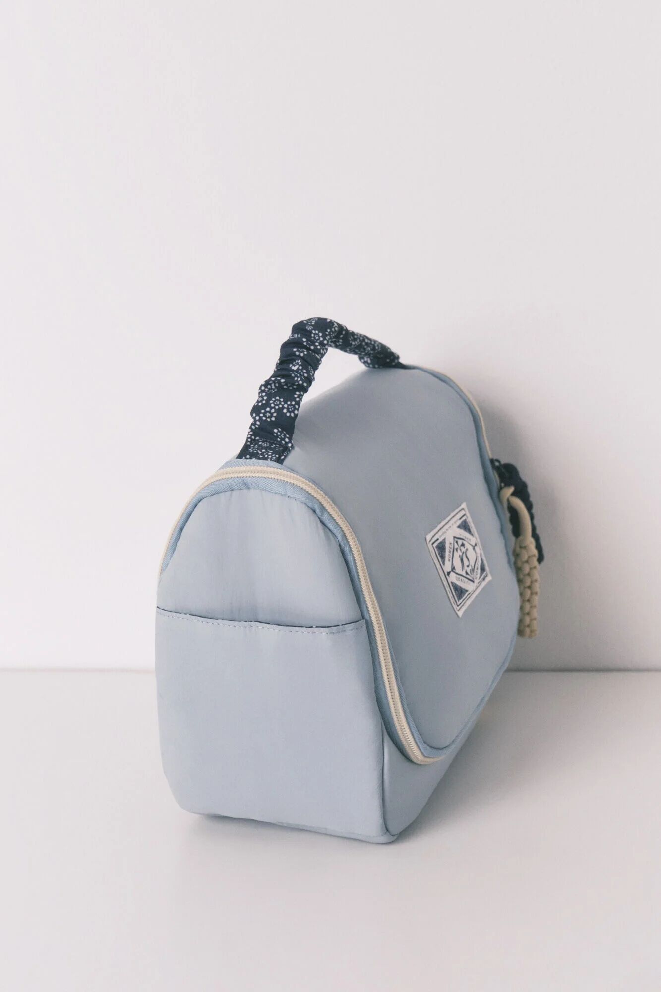 Trousse Vanity Bleue À Grand Imprimé Floral Avec Passepoil thumbnail 3