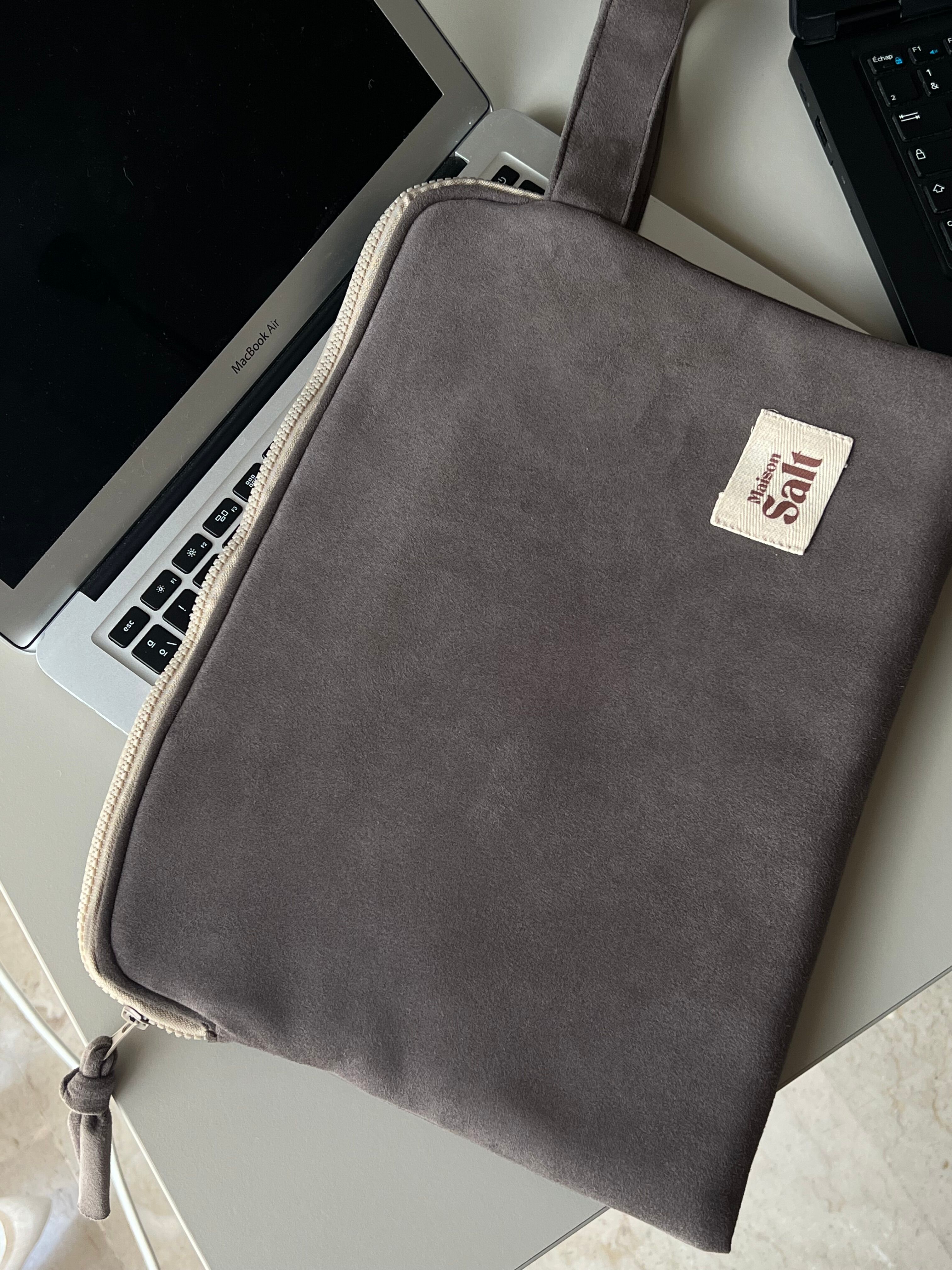 Pochette Pc En Daim Marron Avec Longuette