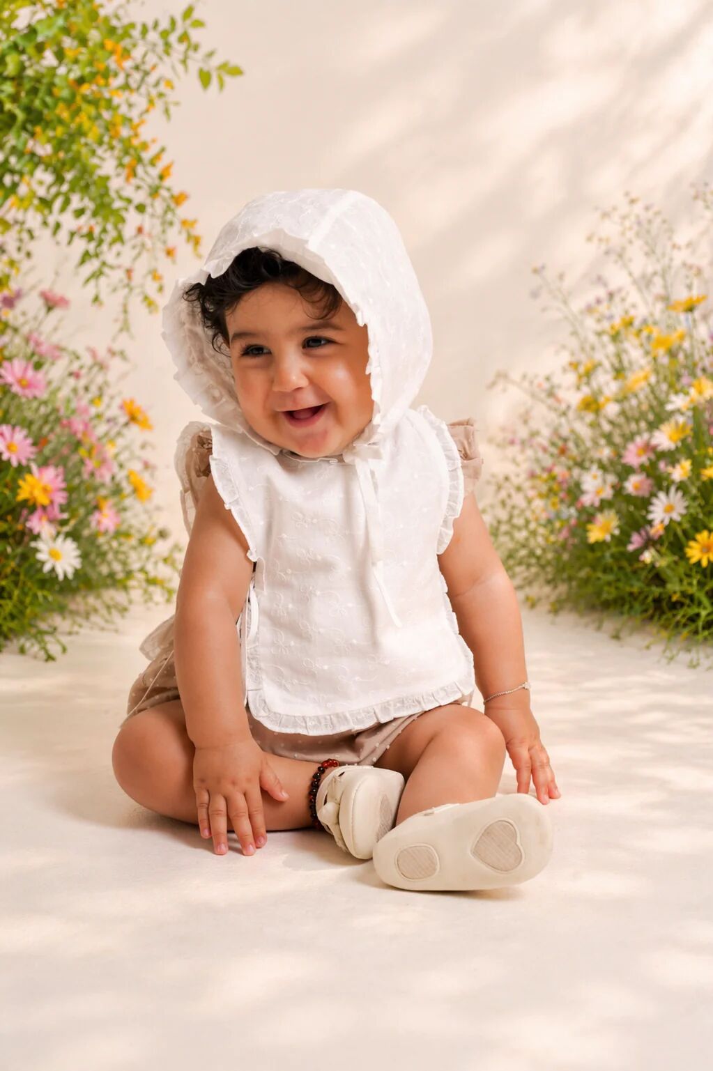 Barboteuse Beige À Pois – Douceur & Charme Intemporel