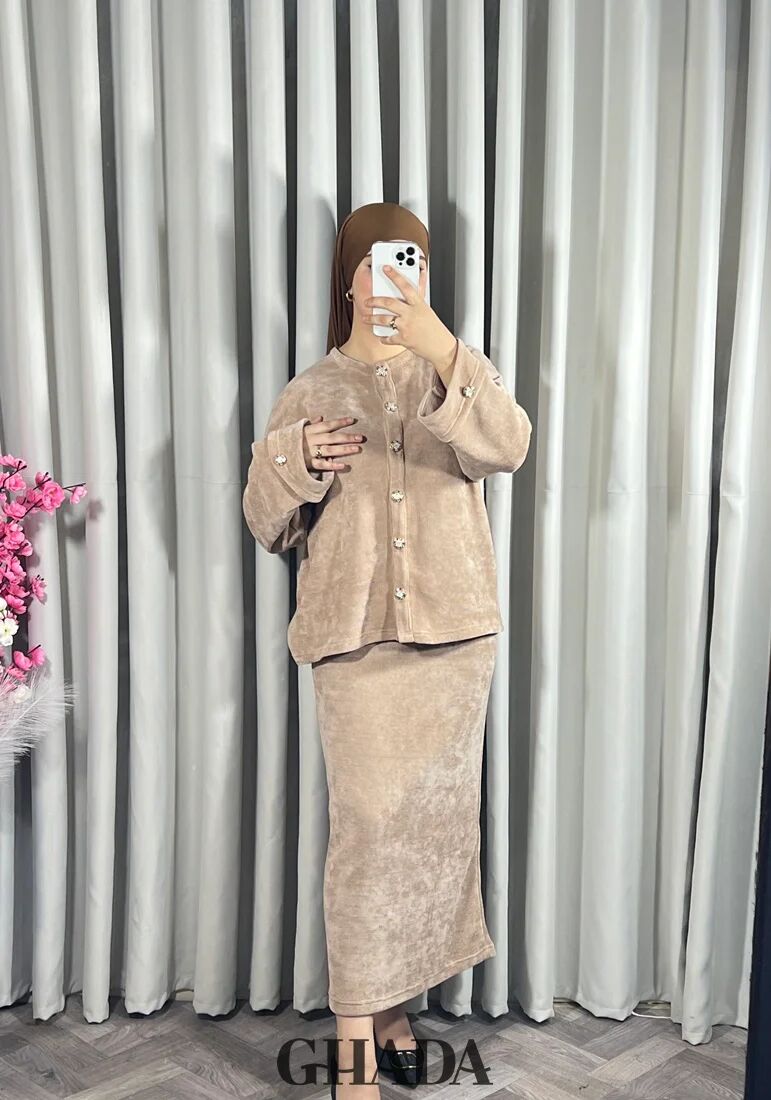 Ensemble En Maille Avec Jupe En Beige