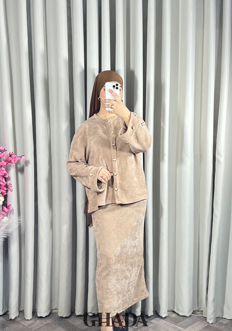 Ensemble En Maille Avec Jupe En Beige thumbnail 3