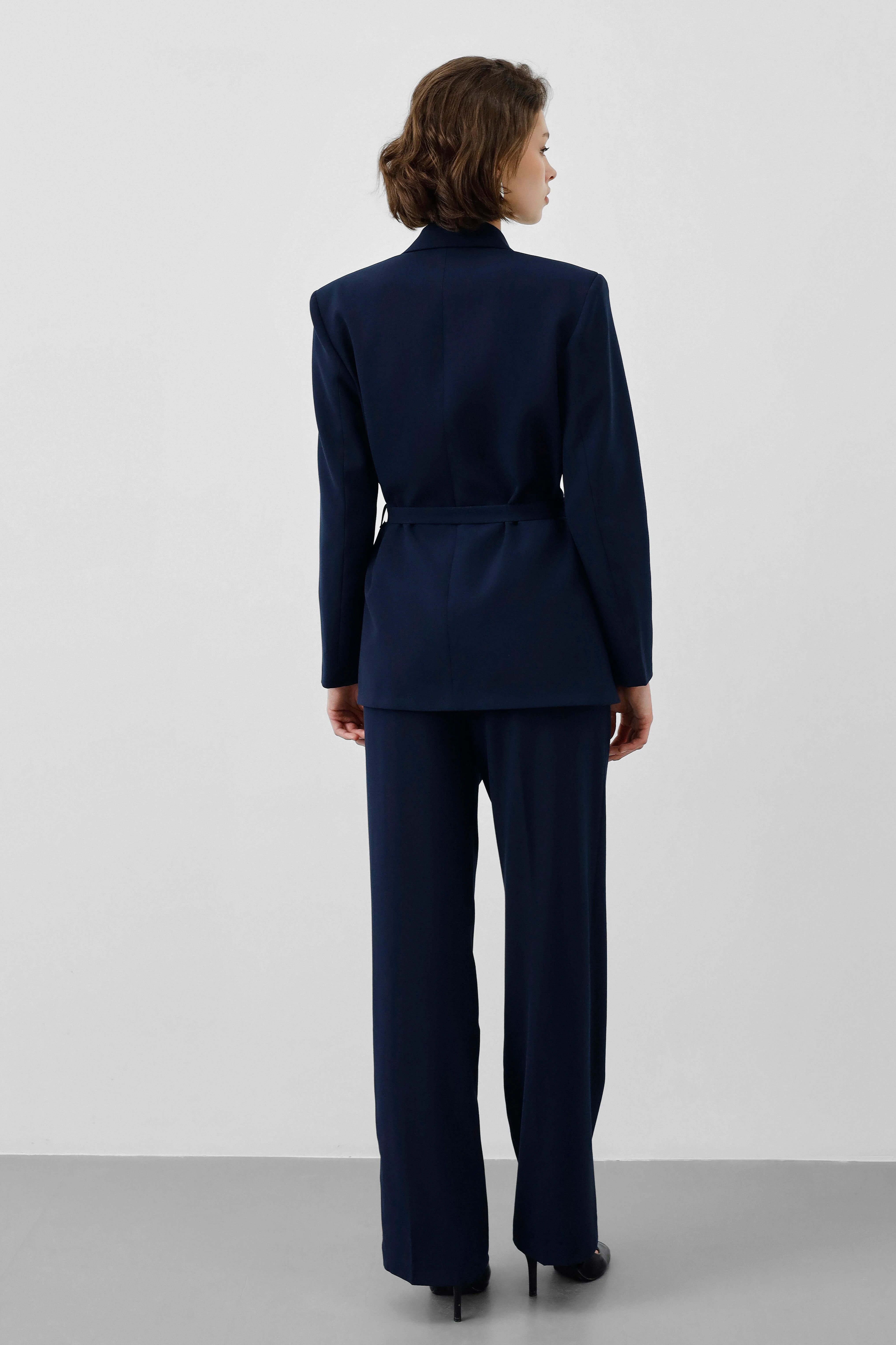 Ensemble Tailleur – Blazer Cintrée Ceinturée & Pantalon Fluide Taille Haute thumbnail 4
