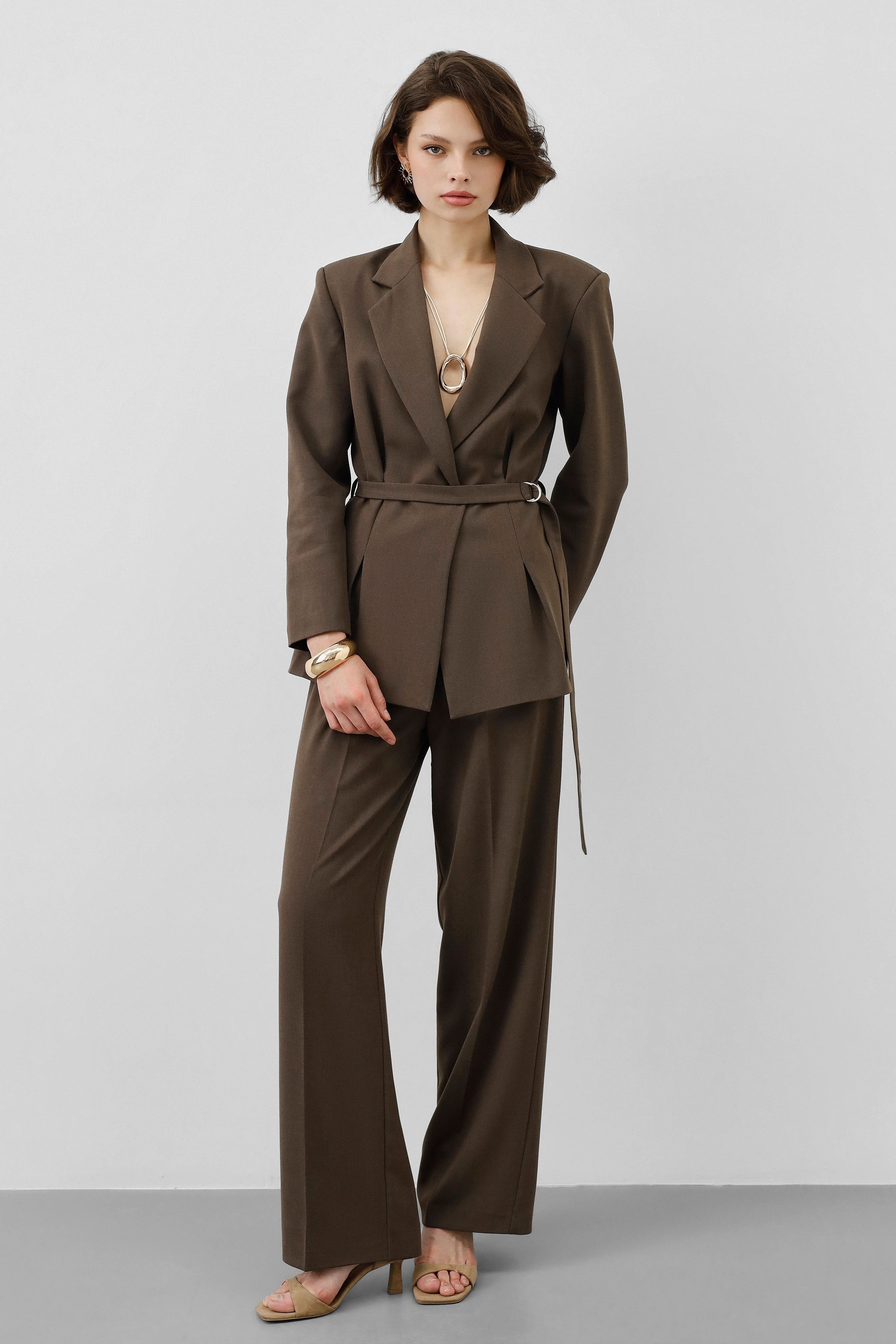 Ensemble Tailleur – Blazer Cintrée Ceinturée & Pantalon Fluide Taille Haute