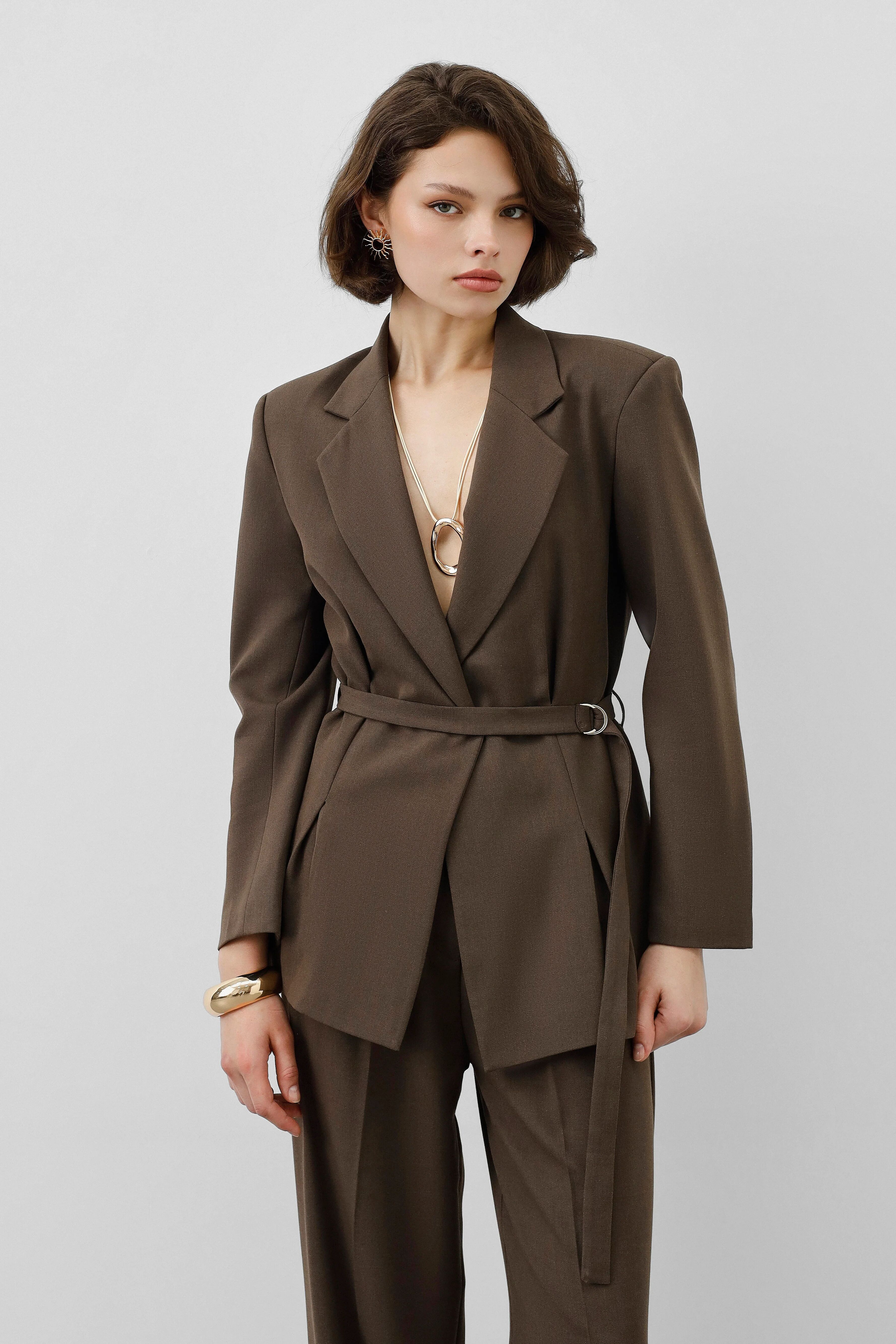 Ensemble Tailleur – Blazer Cintrée Ceinturée & Pantalon Fluide Taille Haute