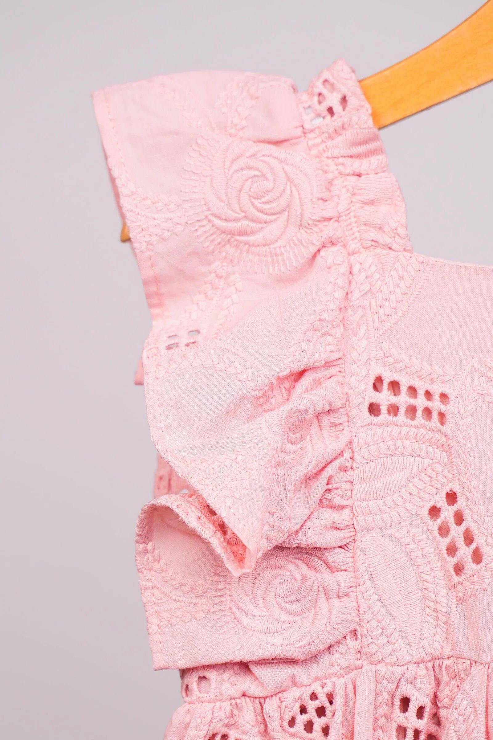 Robe Fille En Broderie Anglaise – Douceur & Élégance Intemporelle thumbnail 3