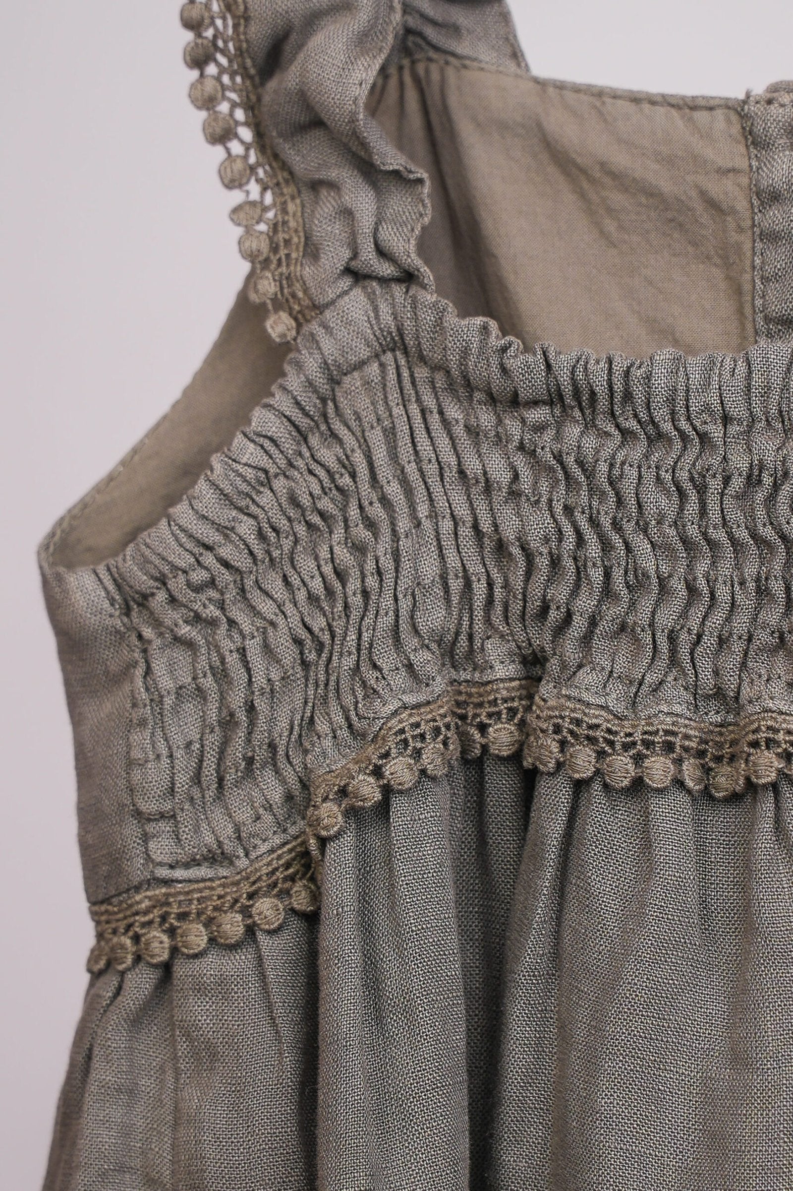 Robe Fille À Bretelles Volantées – Élégance Naturelle & Style Intemporel thumbnail 3