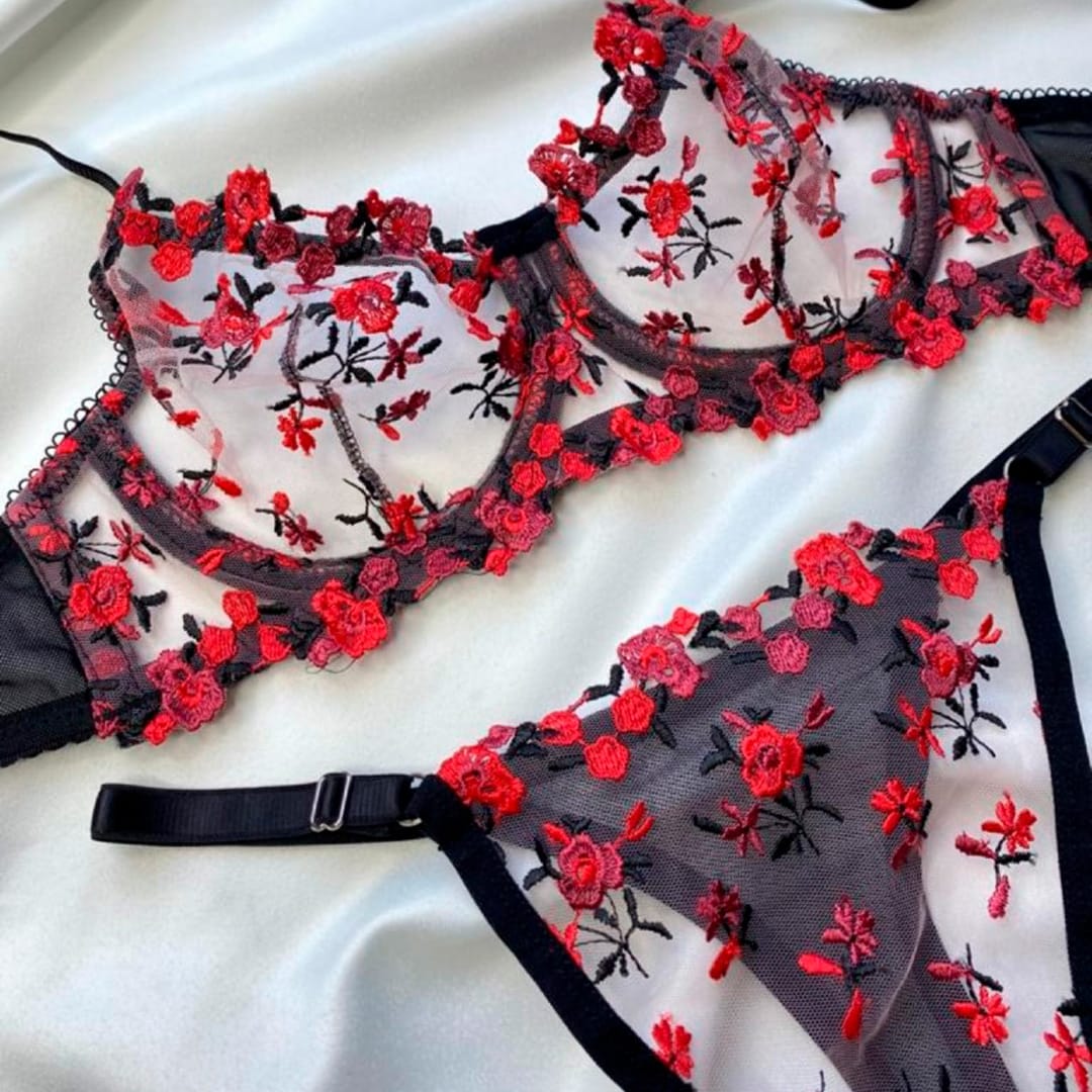 Fleur Dor – Noir Et Rose Carmin