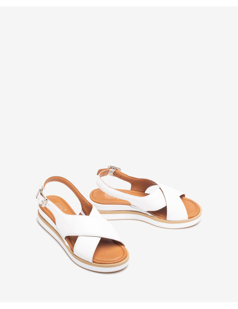 Sandales À Brides Larges Croisées En Cuir thumbnail 2