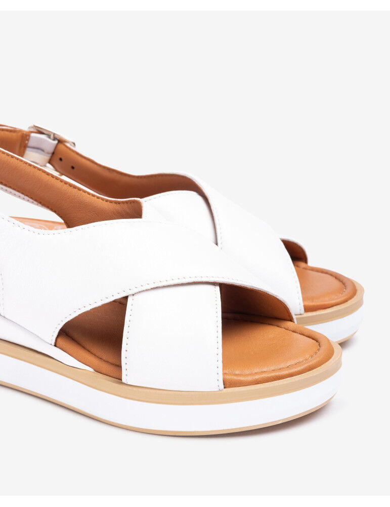 Sandales À Brides Larges Croisées En Cuir thumbnail 4