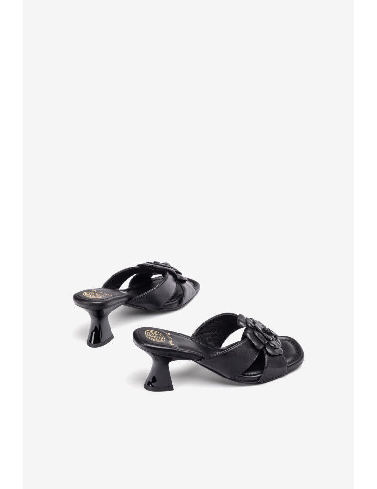 Mules Ornées Dune Fleur En Cuir Noir thumbnail 3