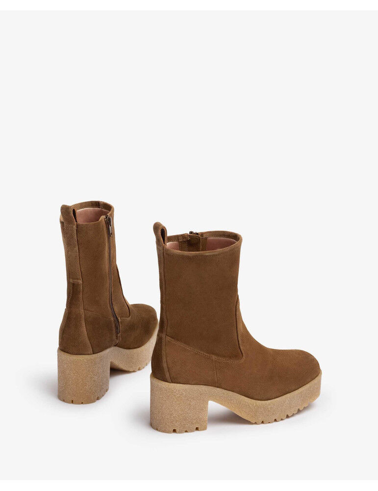 Bottines En Daim Avec Semelle En Caoutchouc thumbnail 2