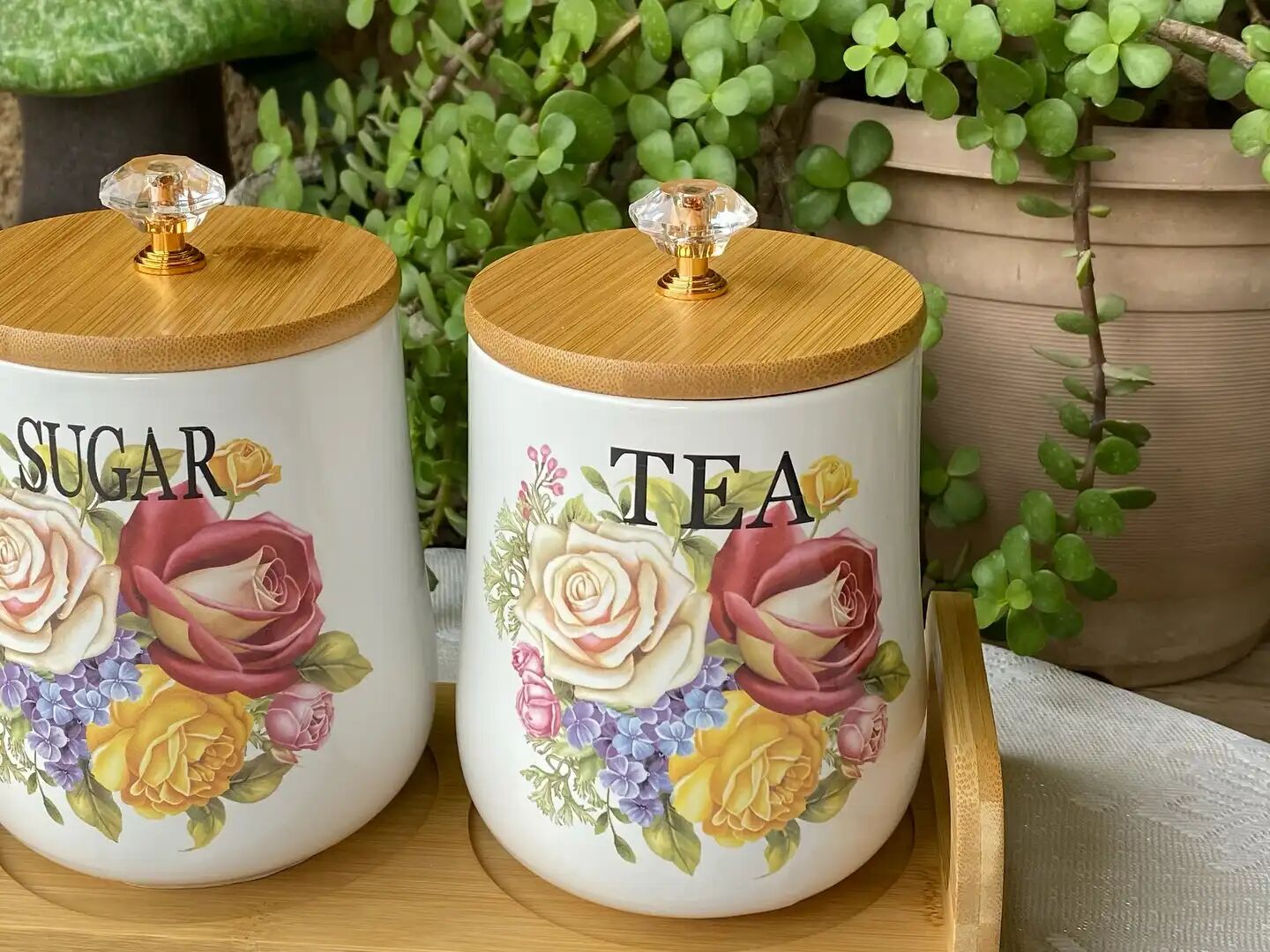 Un Ensemble De 3 Pots En Céramique De Style Vintage Avec Couvercles