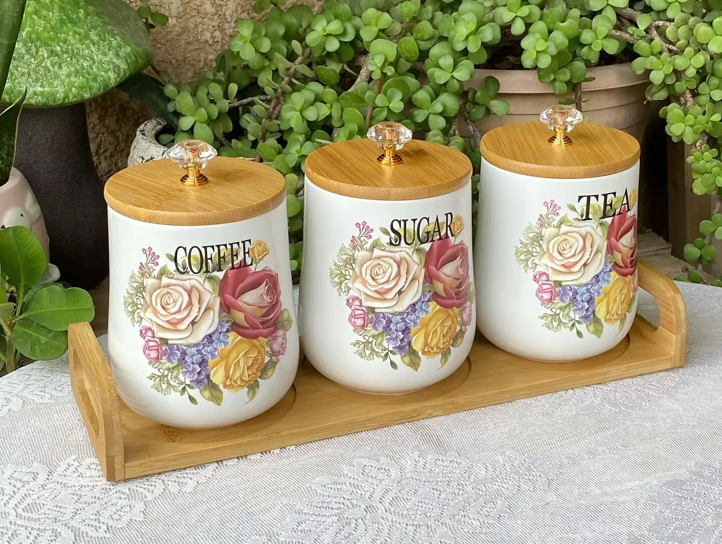 Un Ensemble De 3 Pots En Céramique De Style Vintage Avec Couvercles