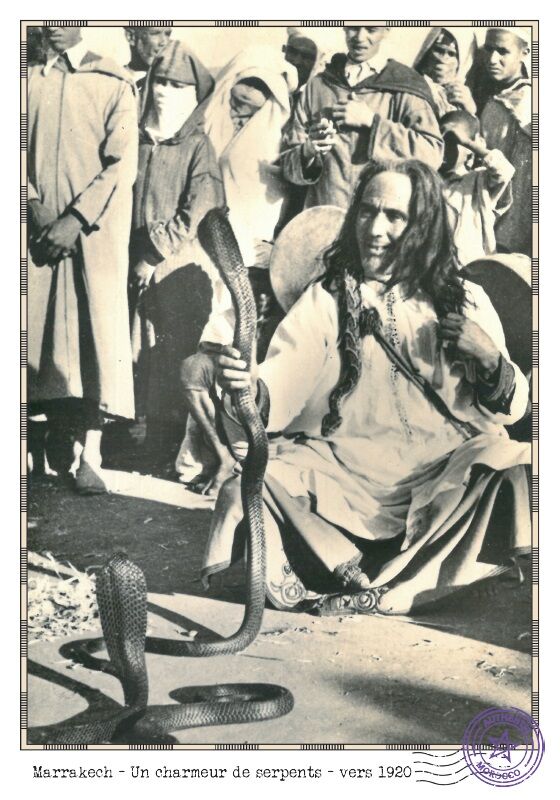Affiche d'une vue ancienne de Marrakech - Un charmeur de serpents - vers 1920 - reproduction thumbnail 3