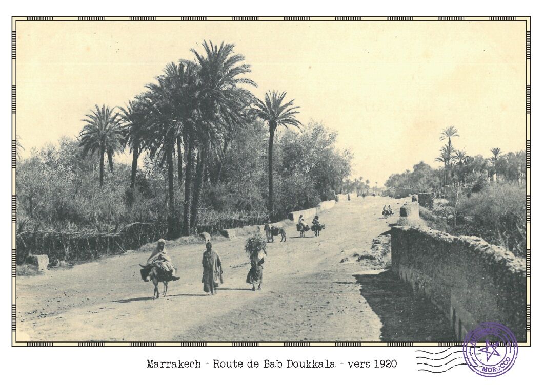 Affiche d'une vue ancienne de Marrakech - Route de Bab Doukkala - vers 1920 - reproduction