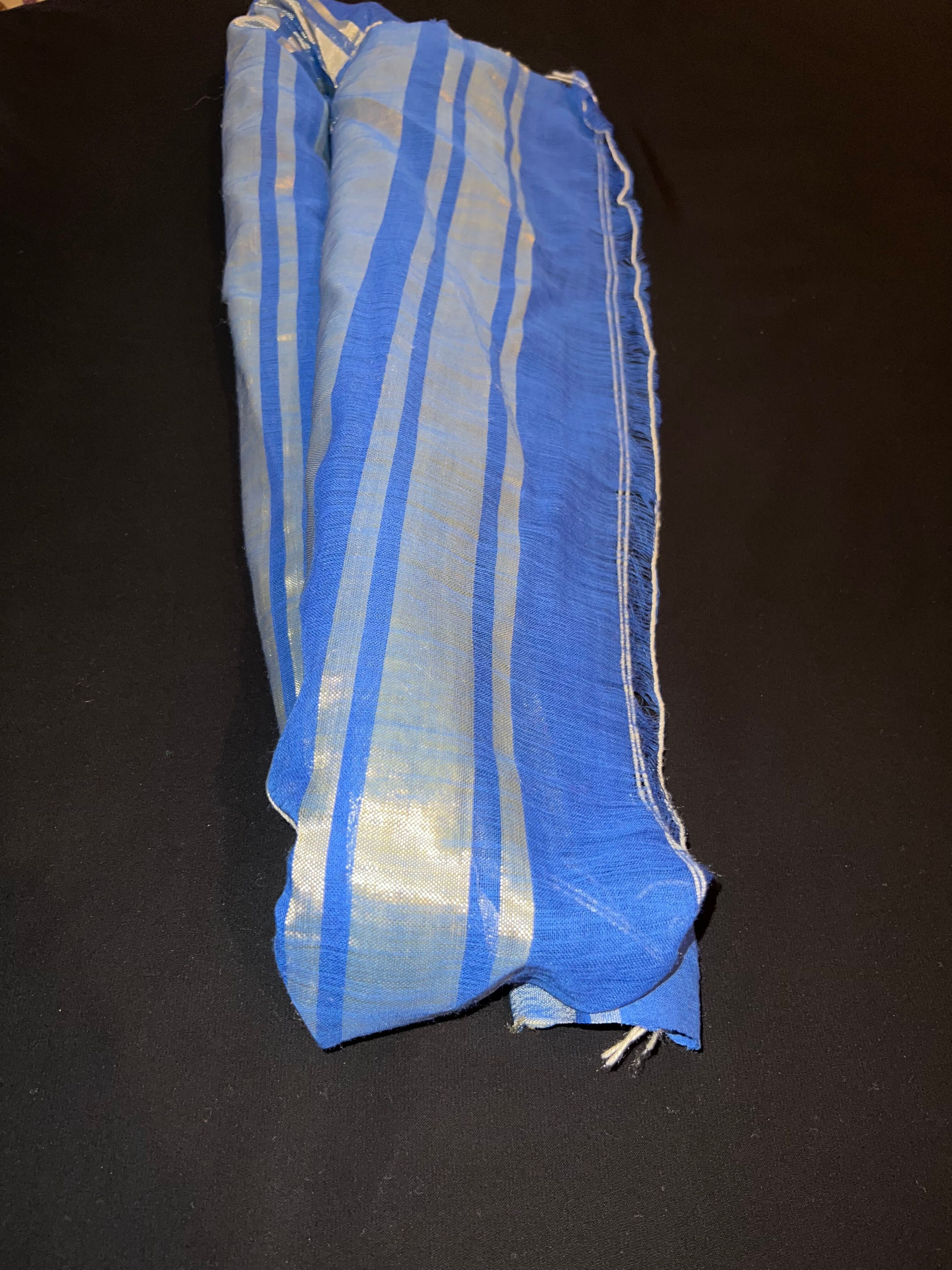 Tissu Bzioui emblématique – Bleu roi & soie dorée