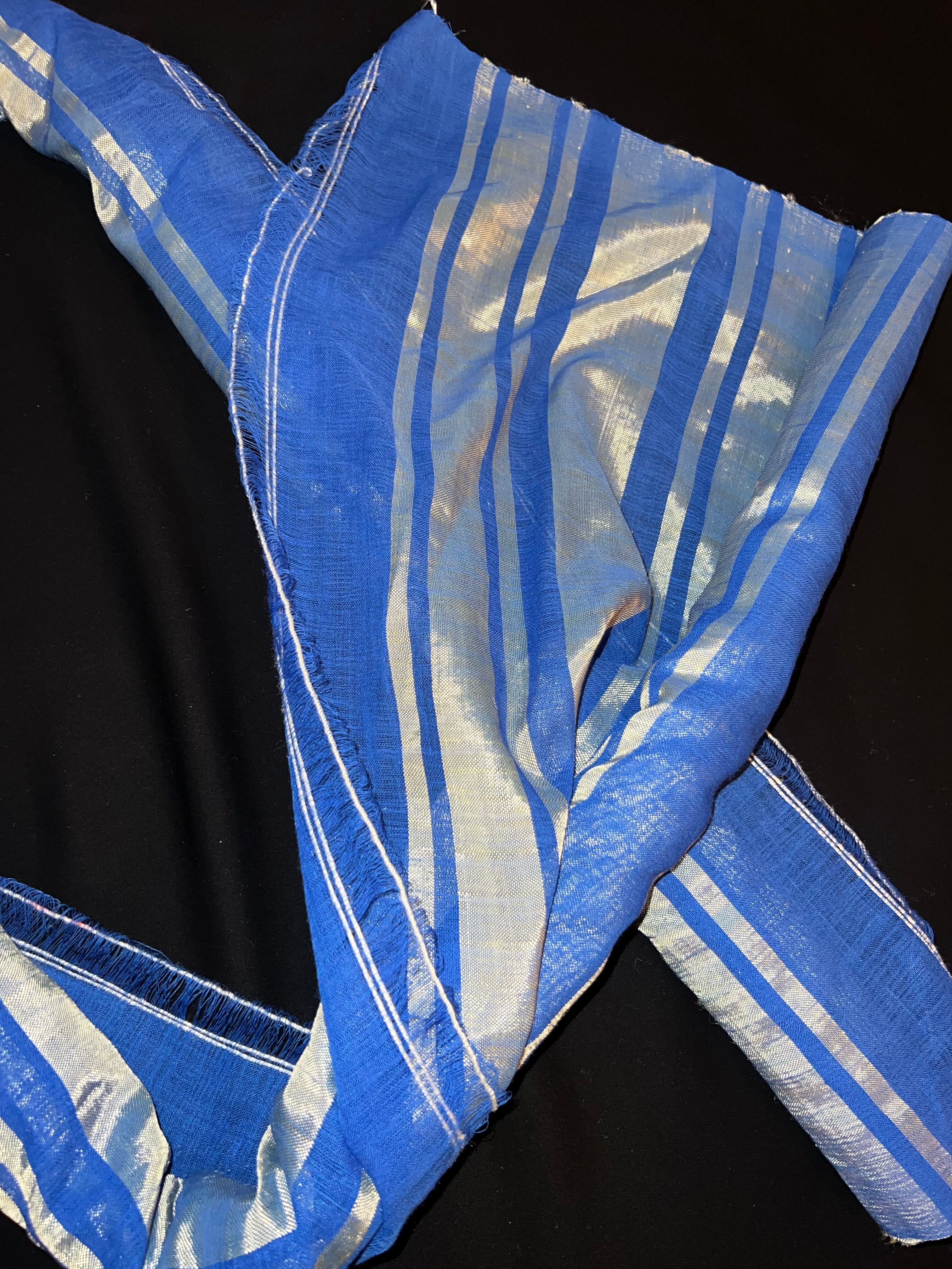 Tissu Bzioui emblématique – Bleu roi & soie dorée thumbnail 4