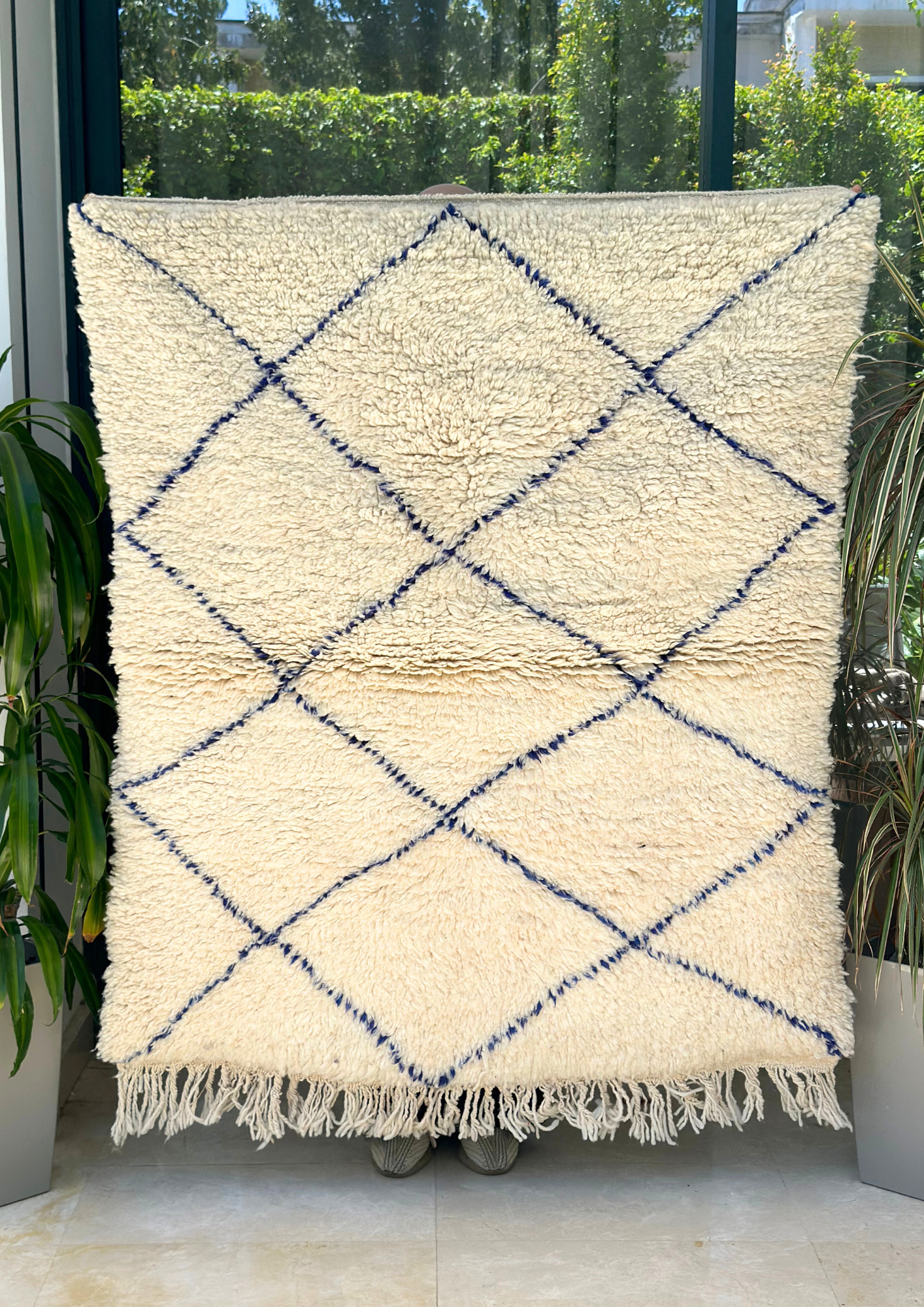 Tapis berbère Beni Ouarain crème à losanges bleu 100% laine de mouton - 130cm / 145cm thumbnail 1