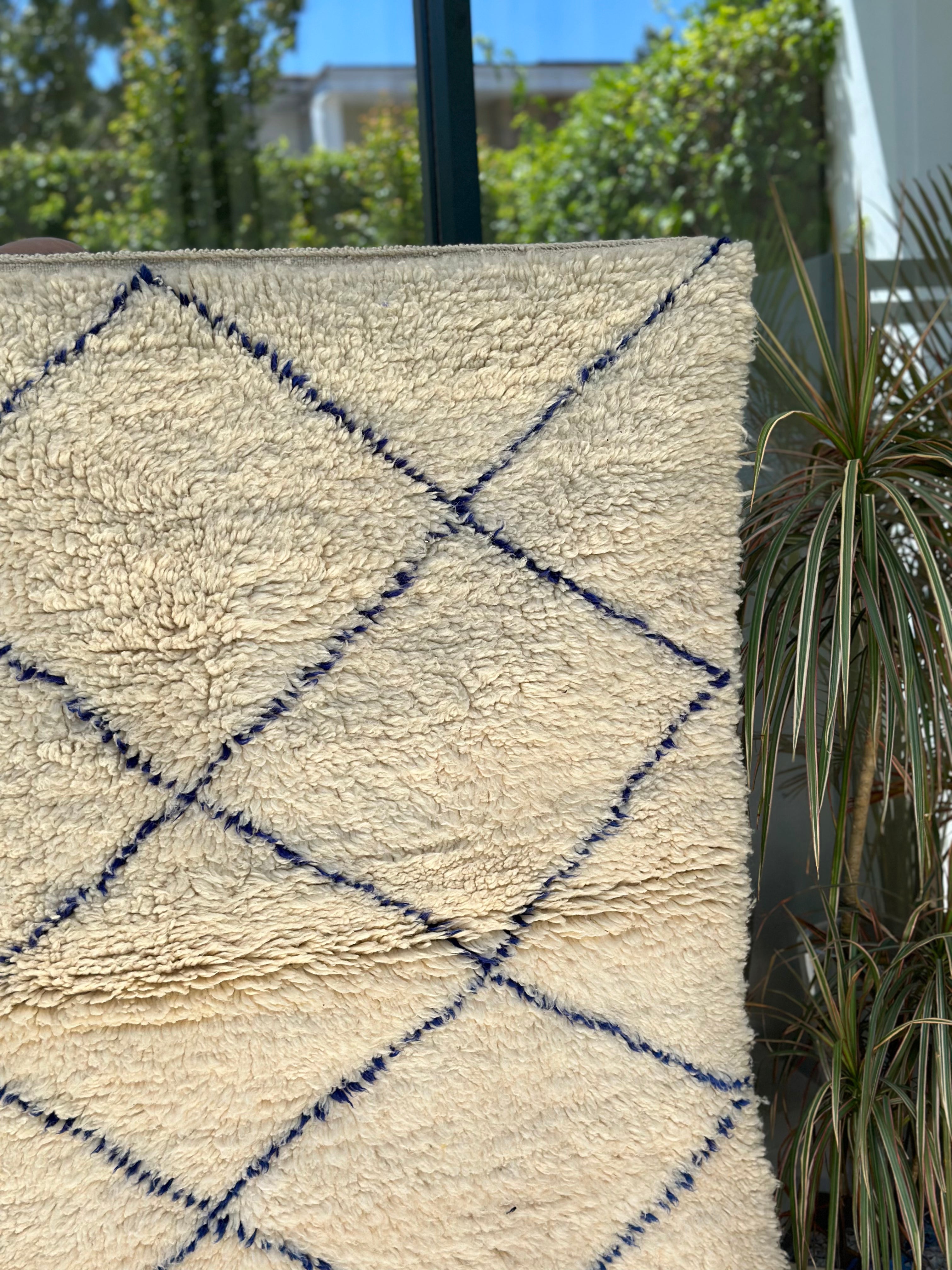 Tapis berbère Beni Ouarain crème à losanges bleu 100% laine de mouton - 130cm / 145cm thumbnail 2