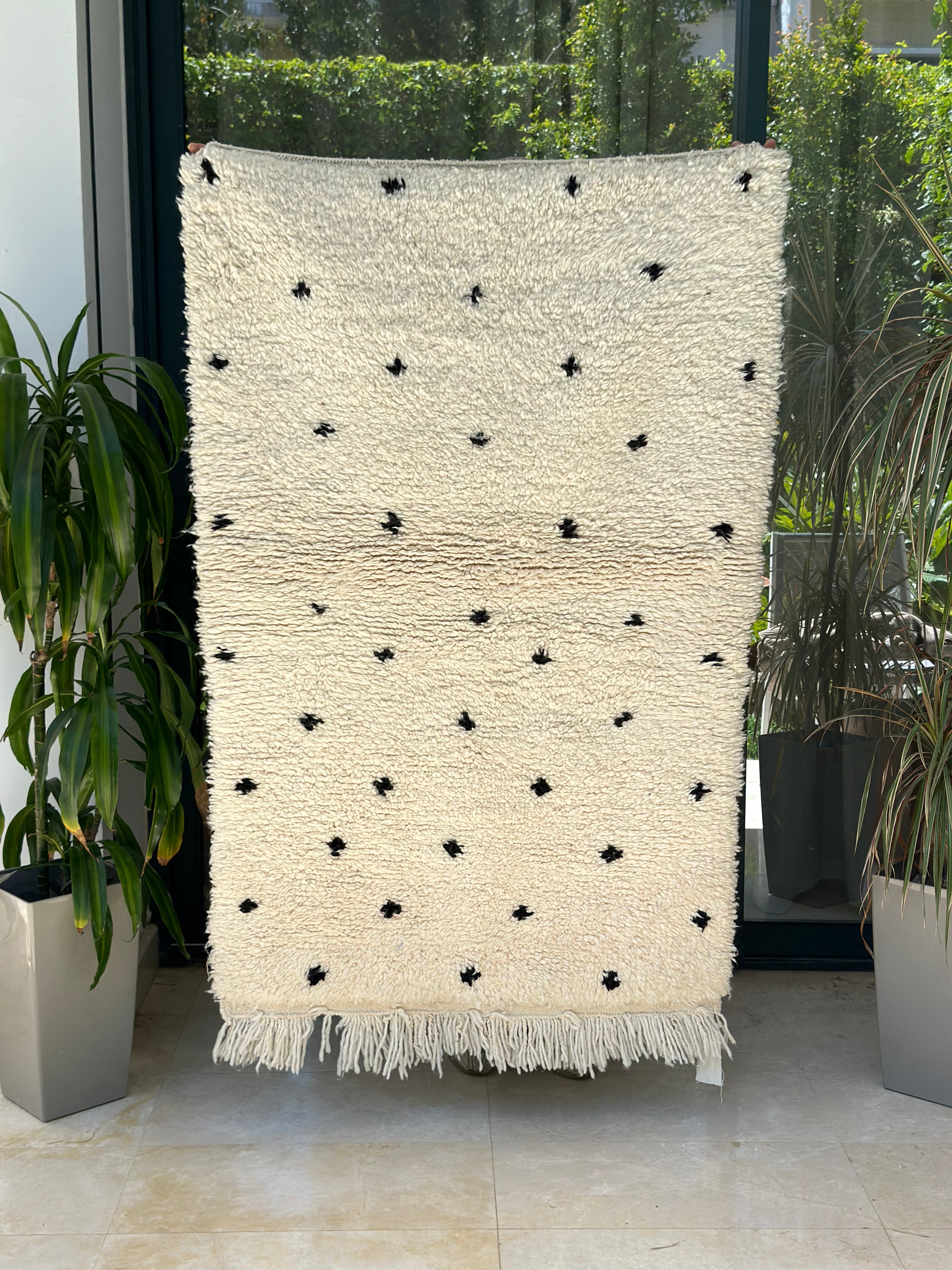 Tapis berbère Beni Ouarain crème à points noirs 100% laine de mouton - 145cm / 93cm