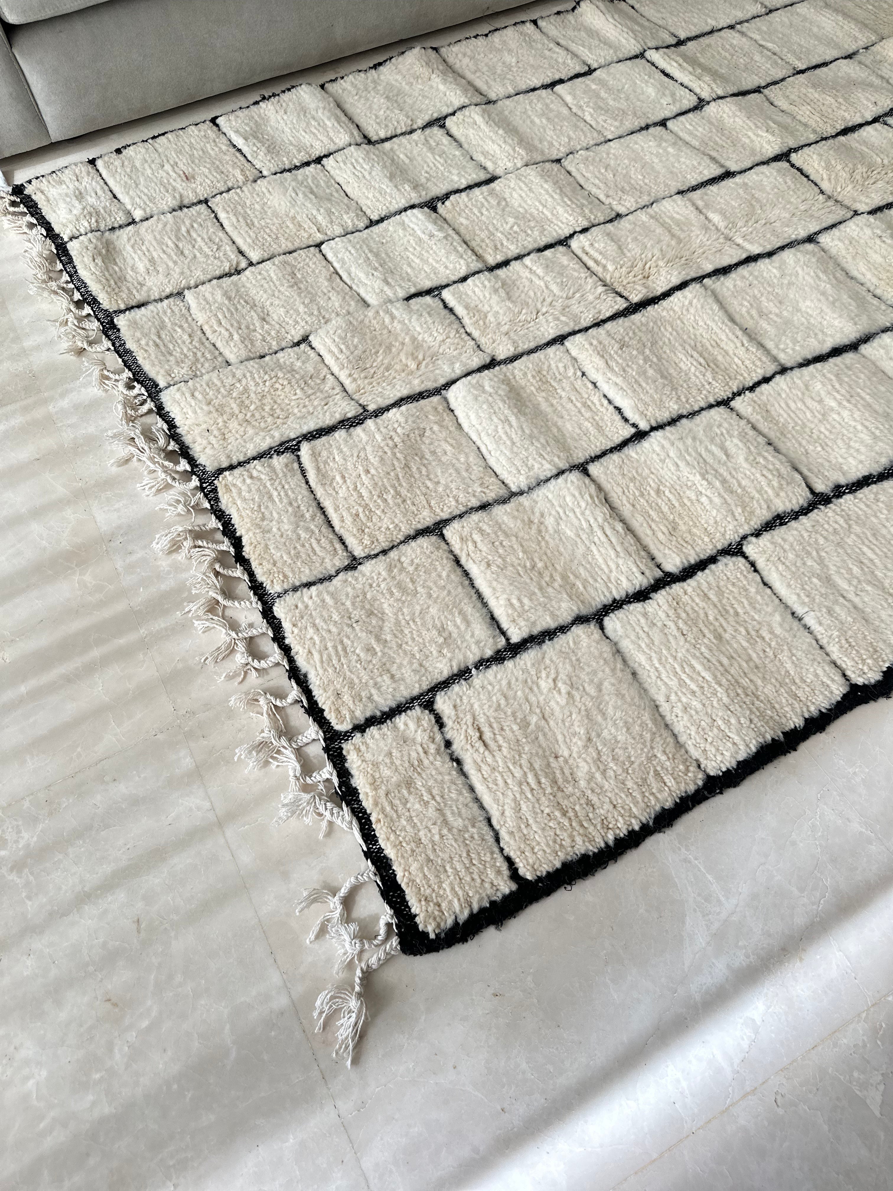 Tapis berbère Beni Ouarain crème et noir 100% laine de mouton - 2,46m / 1,54m