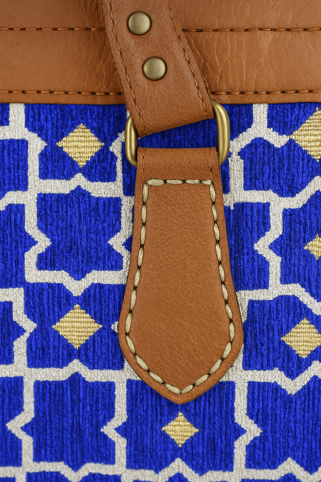 Sac en cuir de couleur havane avec motif marocain bleu