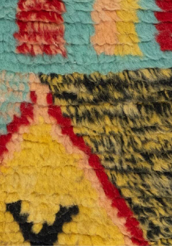 Tapis marocain vert texturé à motifs géométriques