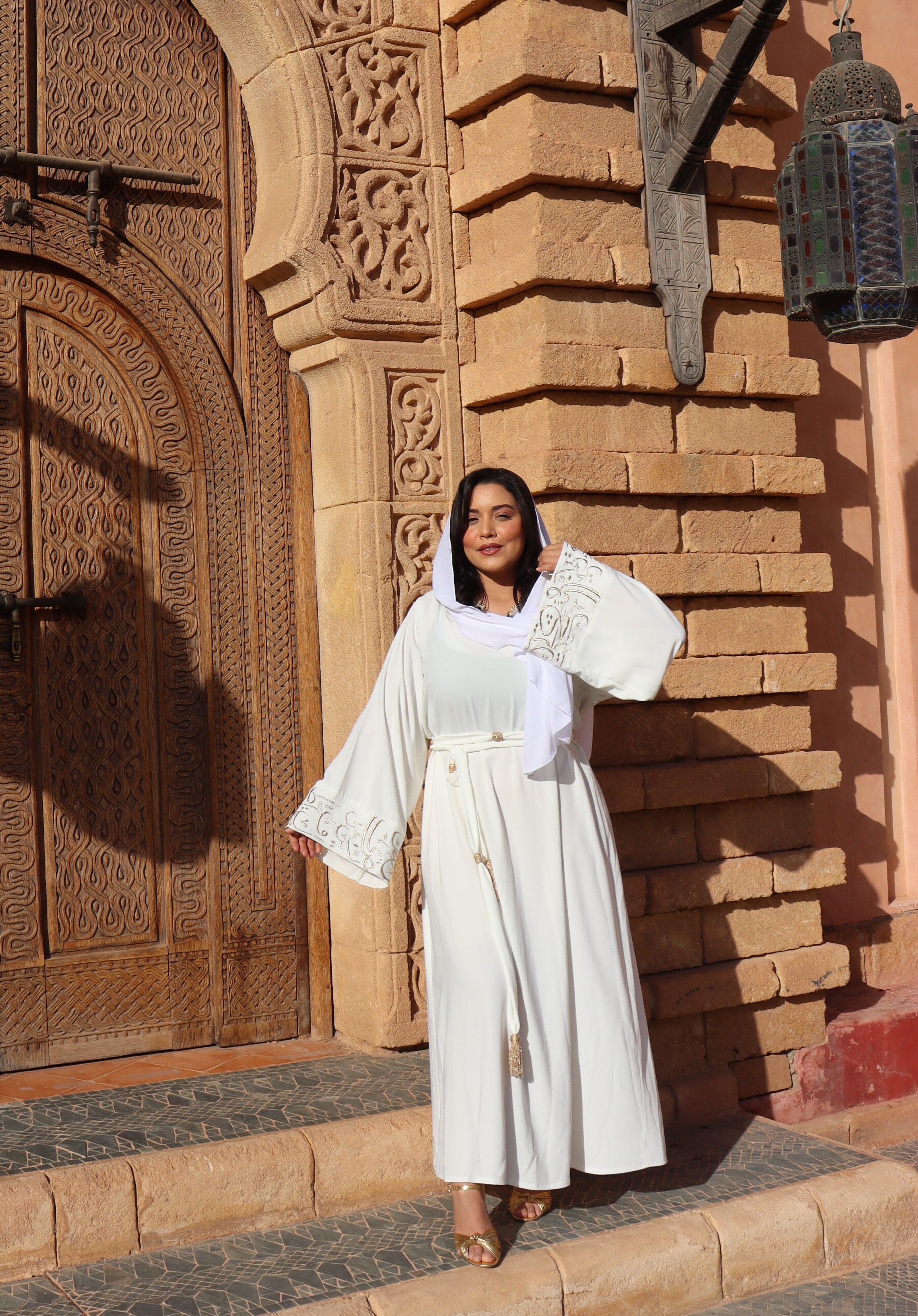Caftan blanc avec calligraphie arabe 