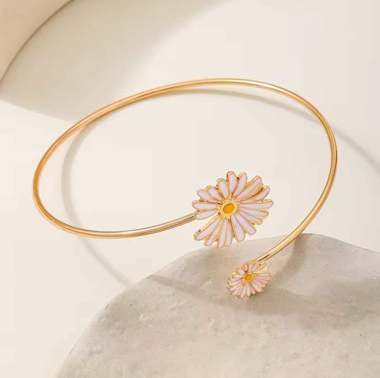 Brassard ouvert classique en forme de marguerite pour femmes thumbnail 3