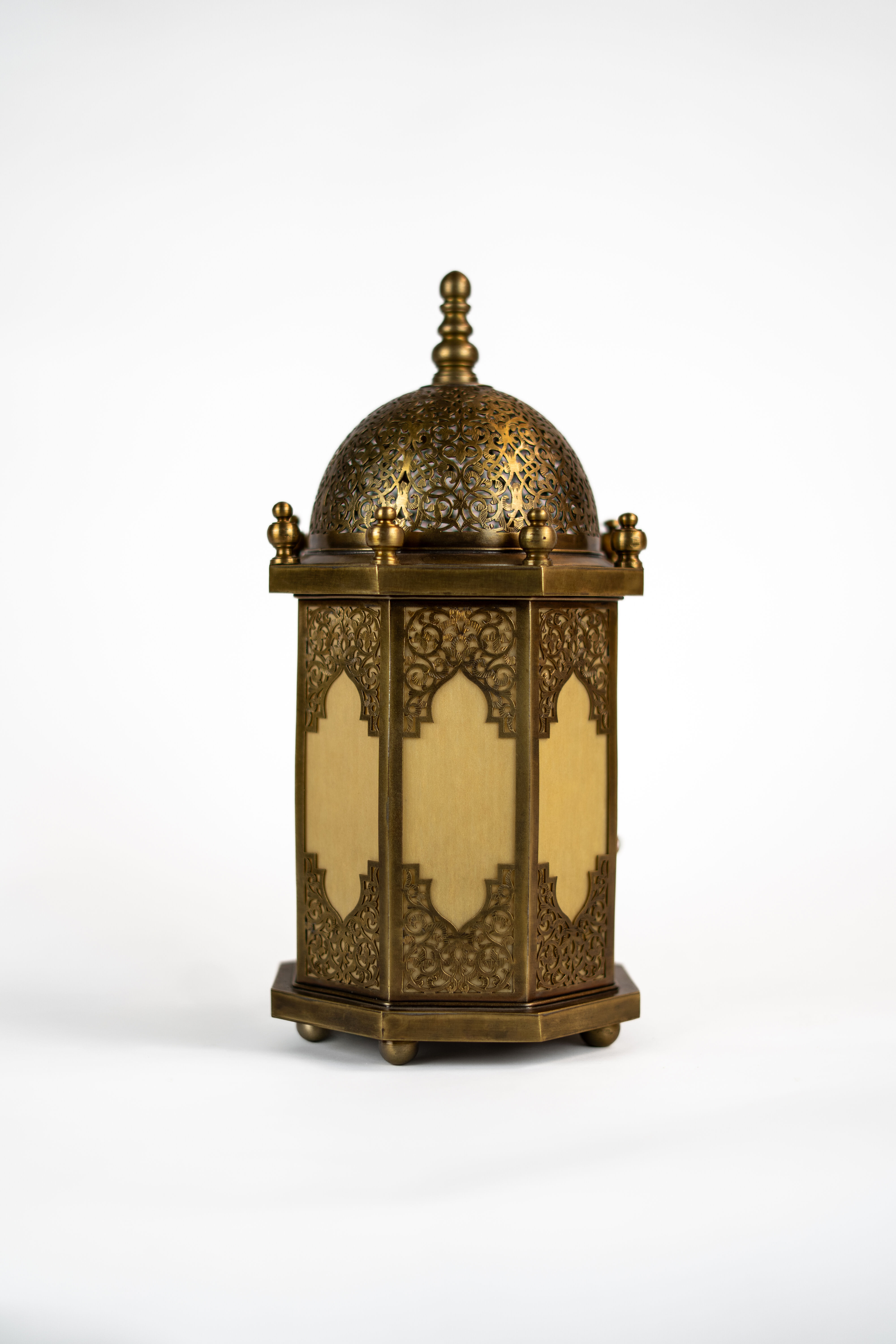Lampe de table marocaine antique – Lampe à dôme en laiton finement sculptée