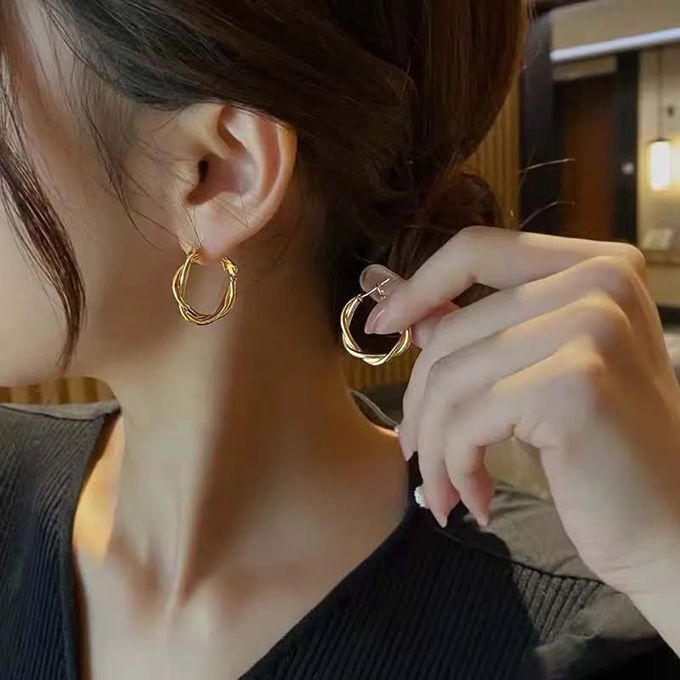 Boucles D’oreilles Anneaux Torsadés Dorés – Élégance Intemporelle en Acier Inoxydable