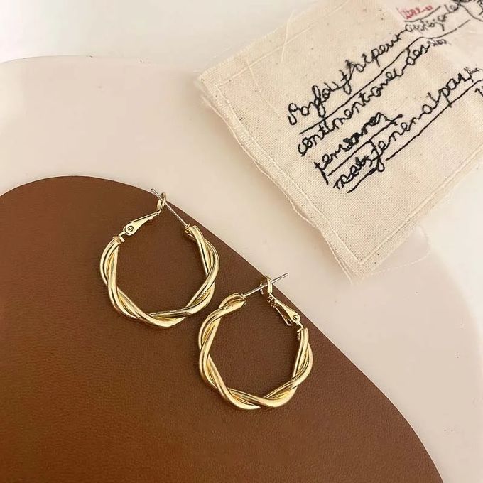 Boucles D’oreilles Anneaux Torsadés Dorés – Élégance Intemporelle en Acier Inoxydable thumbnail 3