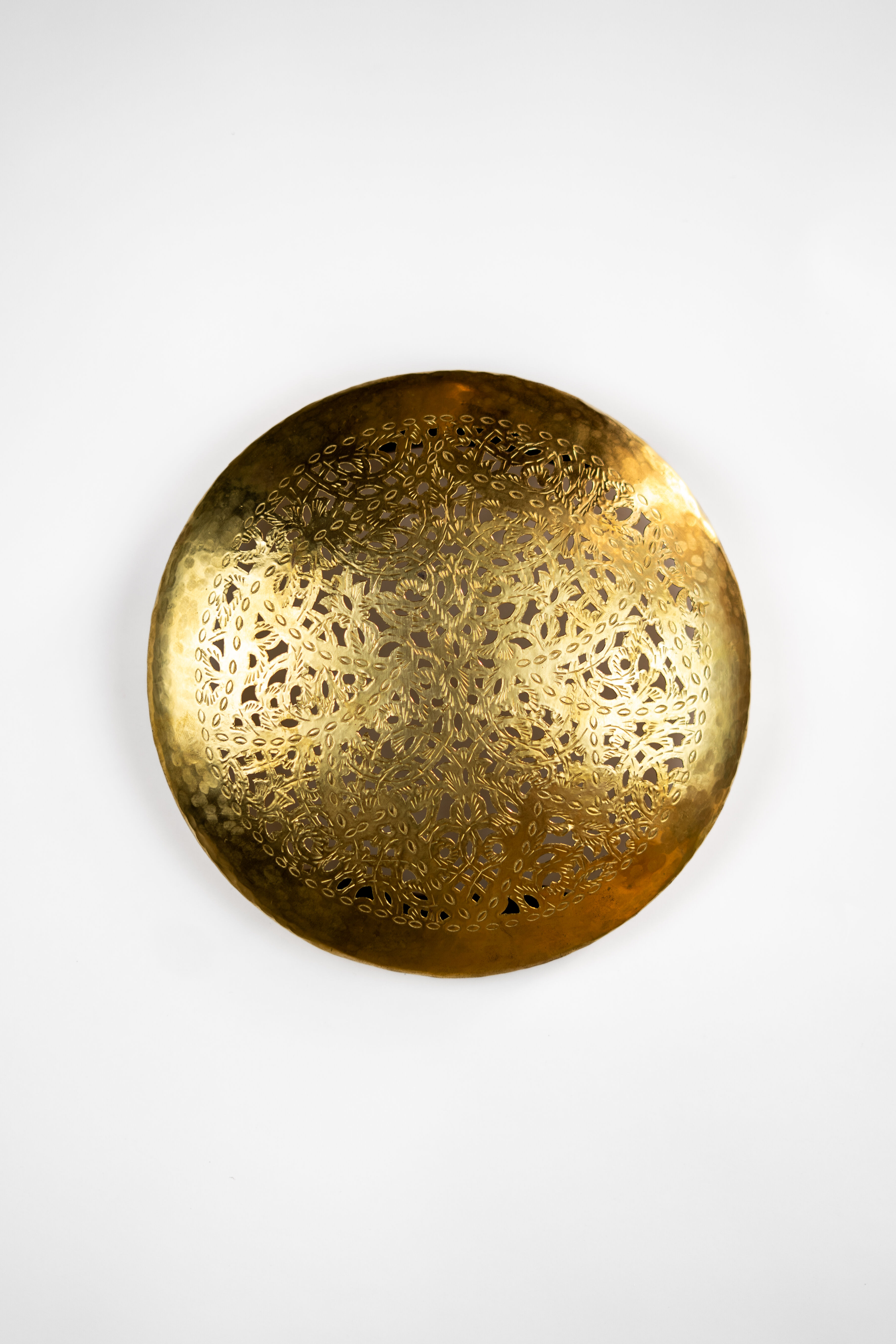 Applique murale marocaine en laiton – Motif floral ajouré