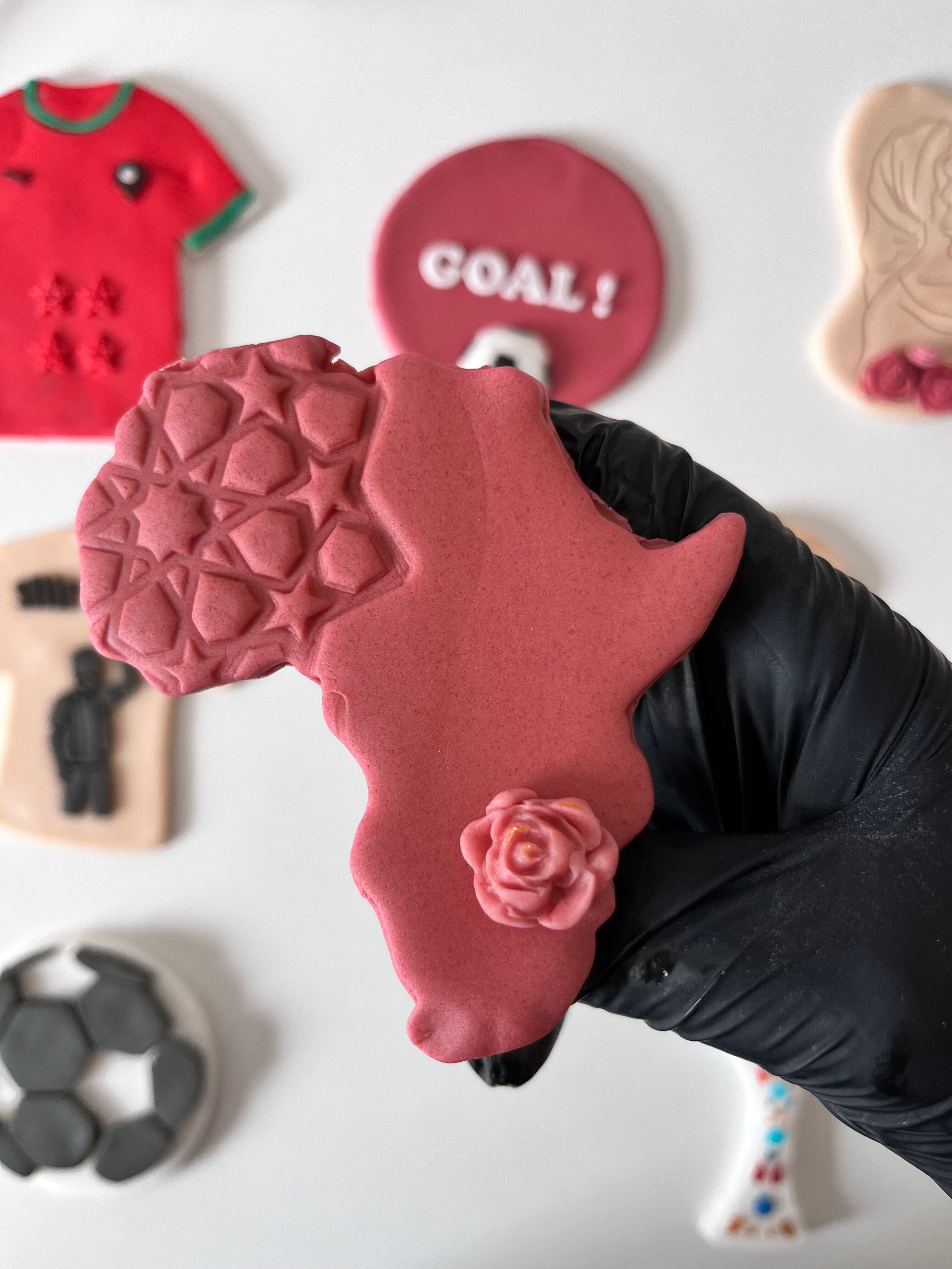 Biscuit en forme de carte d’Afrique avec touche Zellige marocain