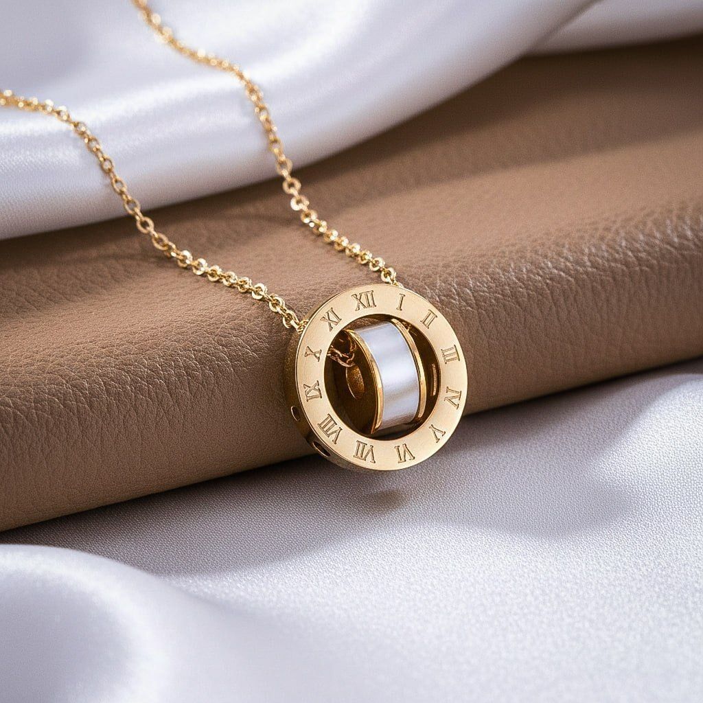 Collier Pendentif Anneau Chiffres Romains Et Éclat Nacré