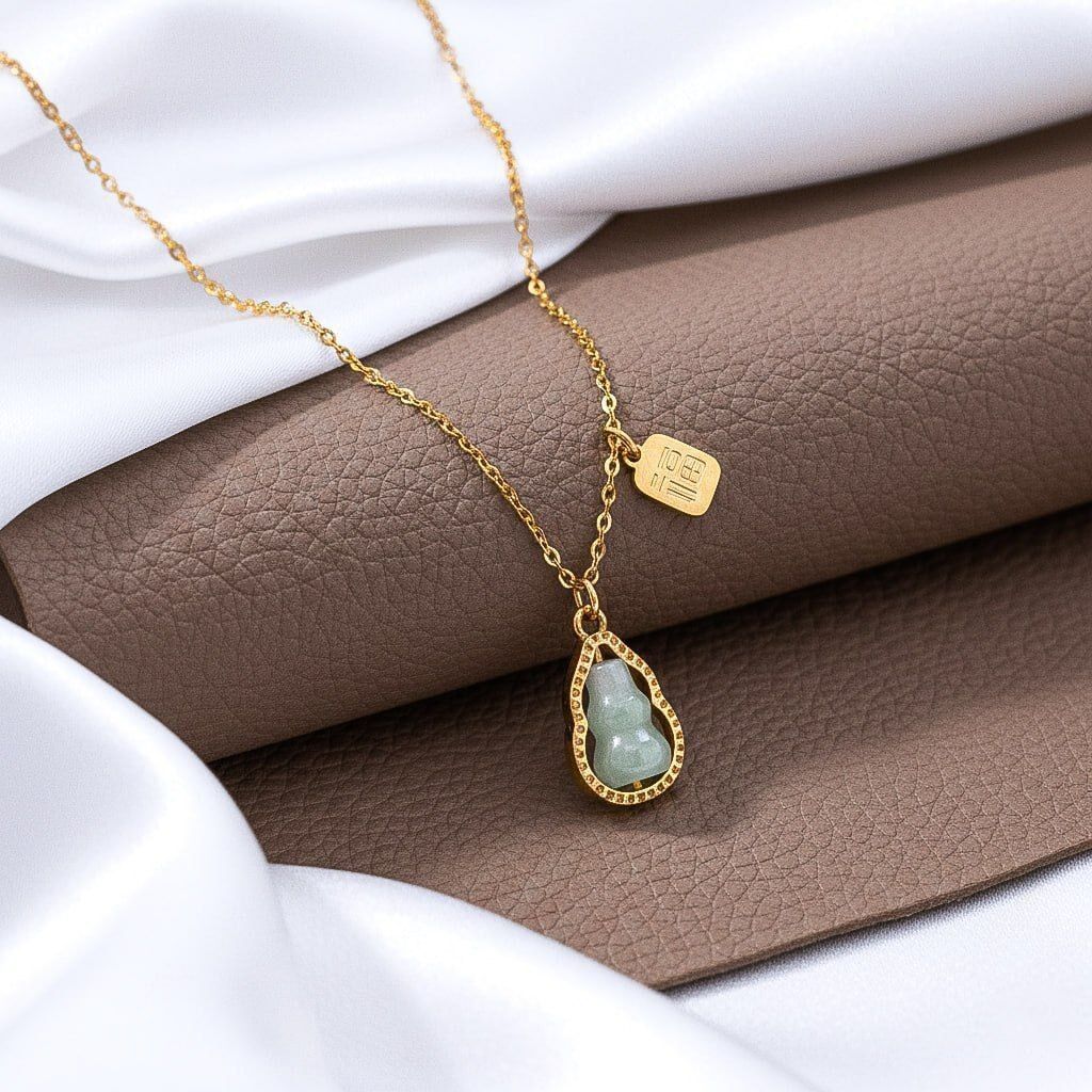 Collier Pendentif Gourde "hulu" En Pierre De Jade Et Liseré De Zircons