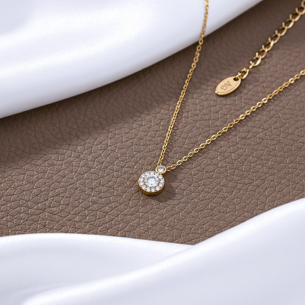 Collier Solitaire Avec Halo De Zircons Et Chaîne Dorée Raffinée